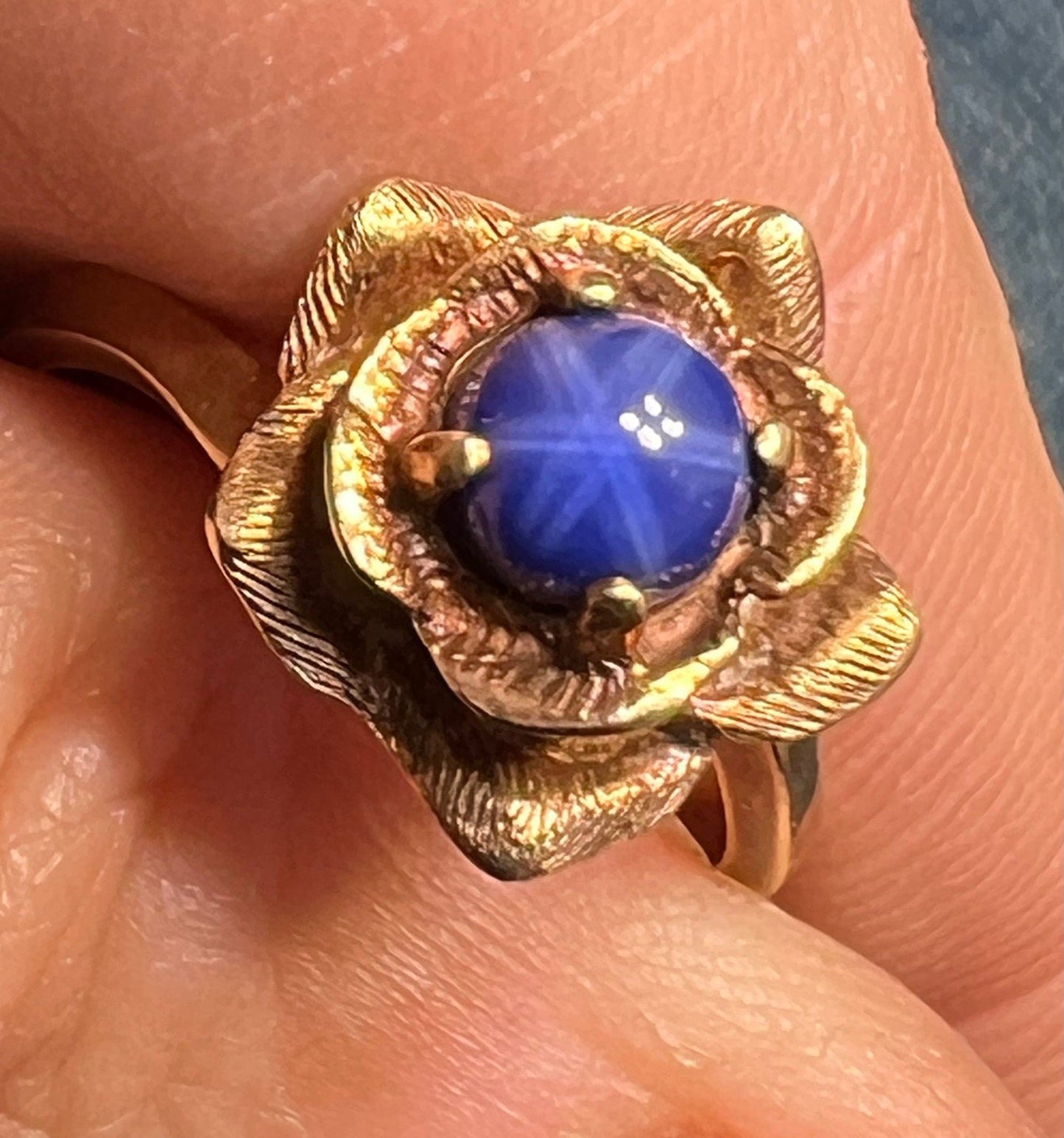 10k Yellow Gold Blue Lindy Star Sapphire Ring. 3-D Rose Blossom