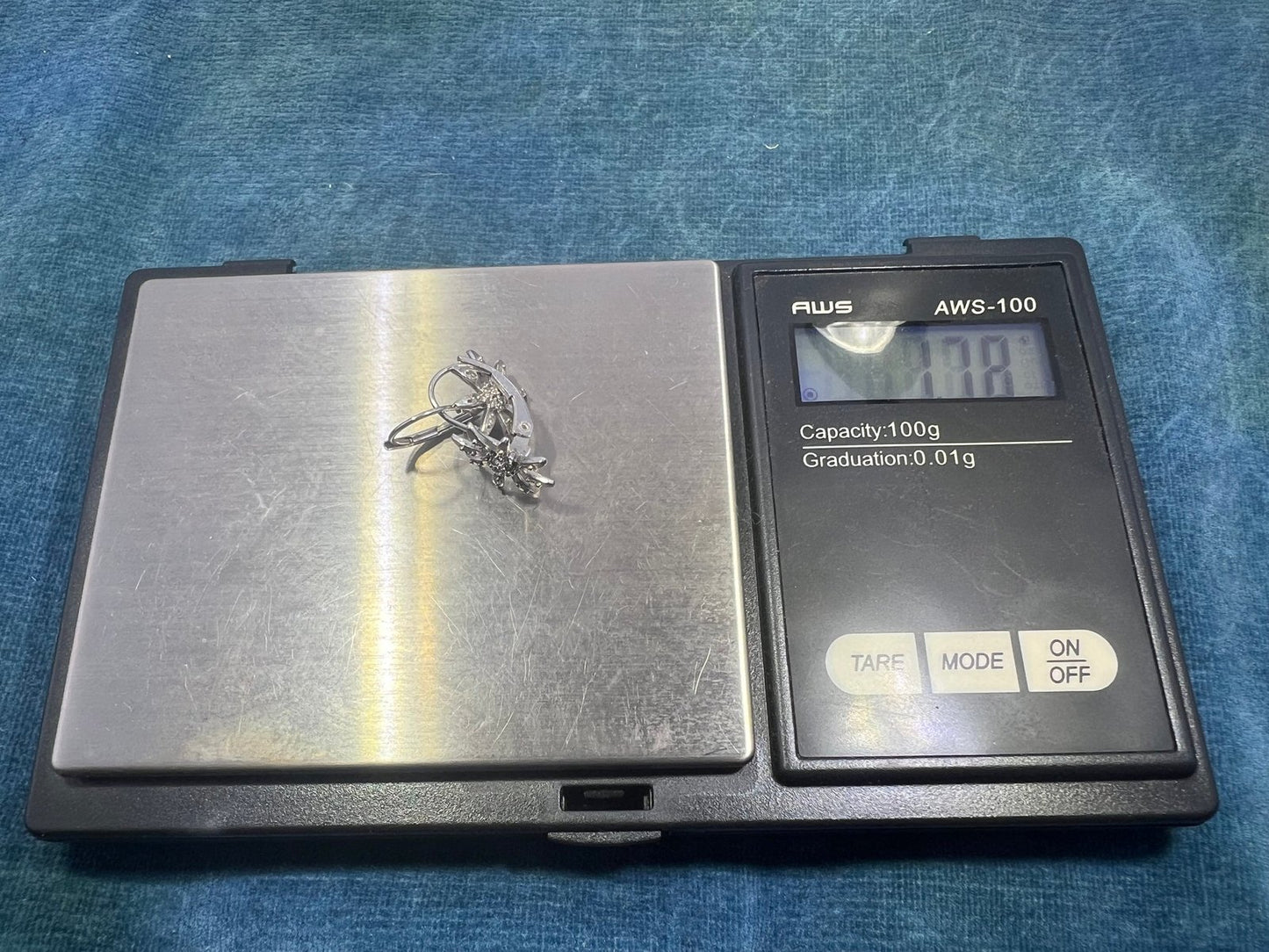 14k White Gold Diamond DAISY Flower Leverback Earrings