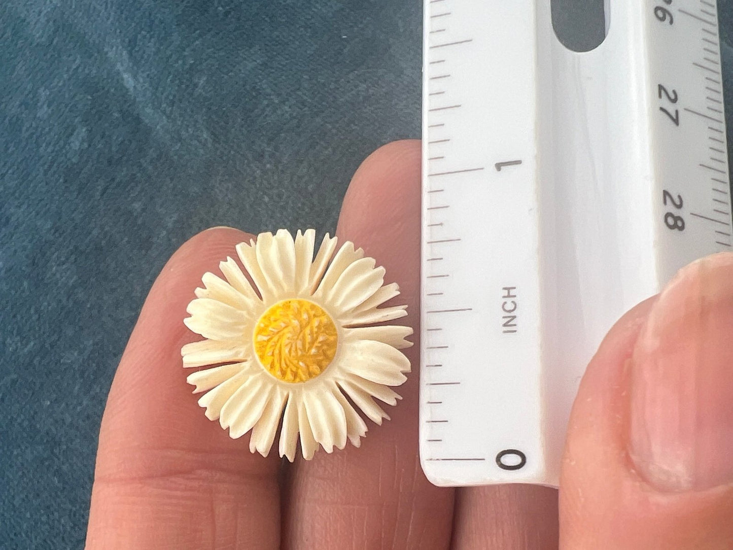 14k Yellow Gold Carved Daisy Stud Earrings. Brady Bunch 1950s-60s.