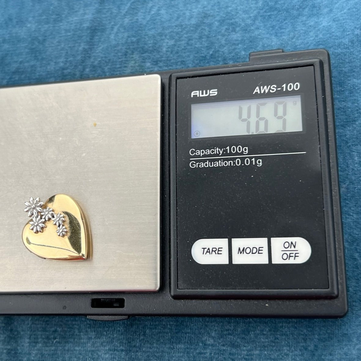 14k Yellow Gold Heart Pendant Locket w White Gold Daisies. 1"