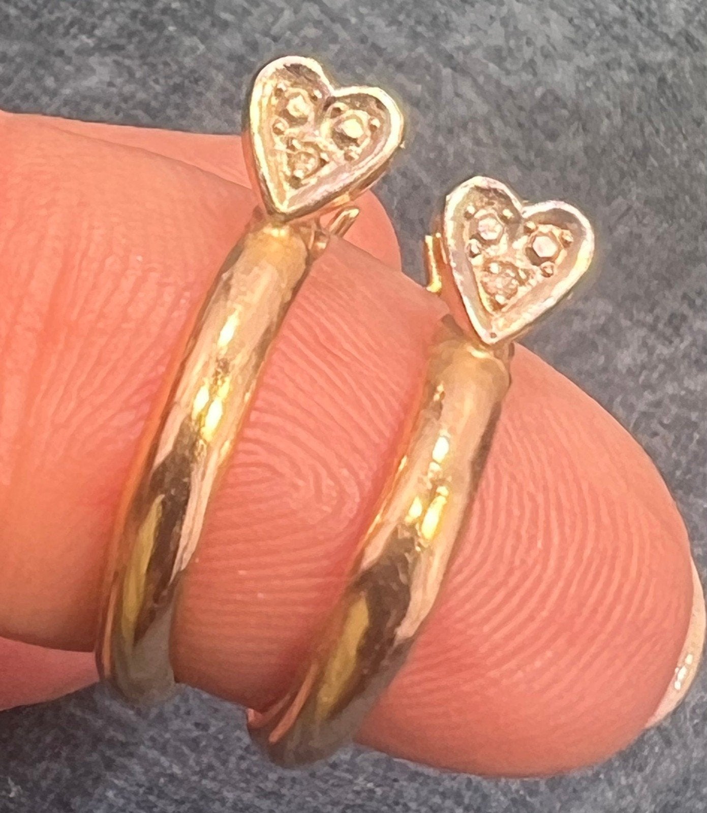 14k Yellow Gold Hoop Earrings w TINY WG Diamond Hearts. 3/4"