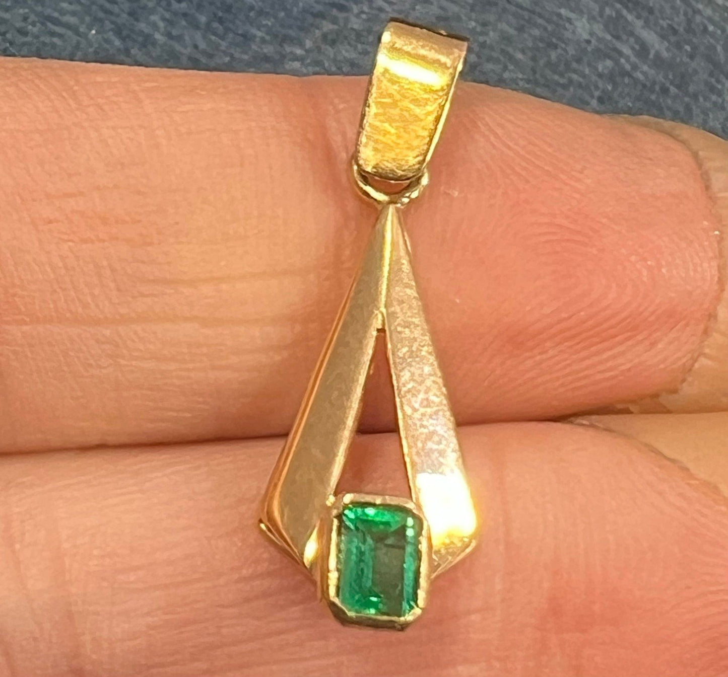 18K Yellow Gold Emerald-Cut COLUMBIAN Emerald Pendant *Video*