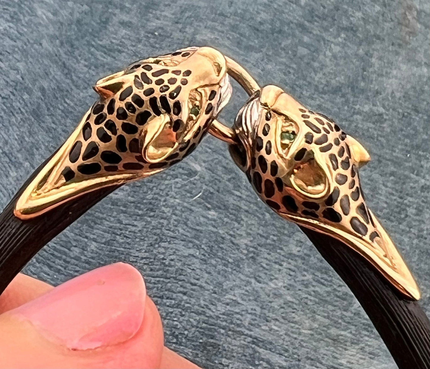 9k Yellow Gold Black Resin 2 Leopard Head Necklace. 19.5g