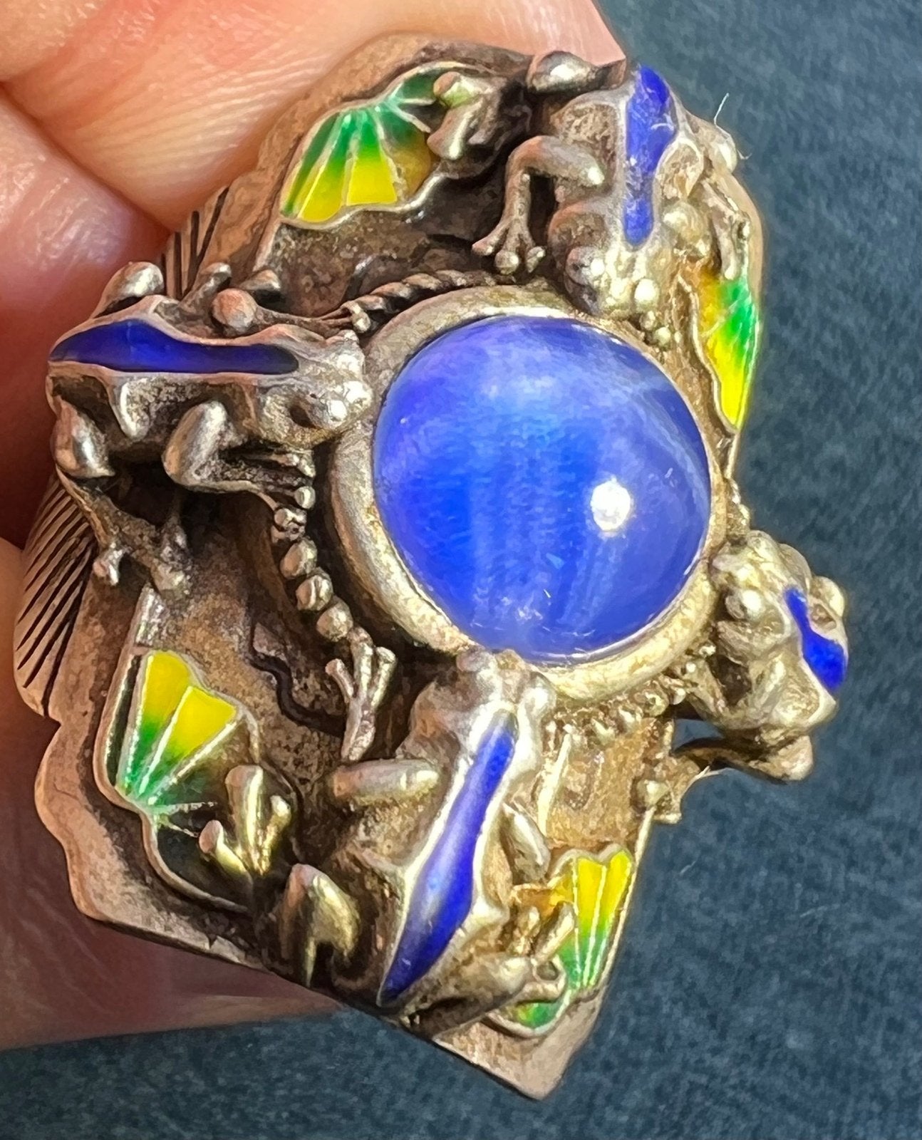 Blue Lab Star Sapphire Ring w Enamel Frogs. 1940s *Video*