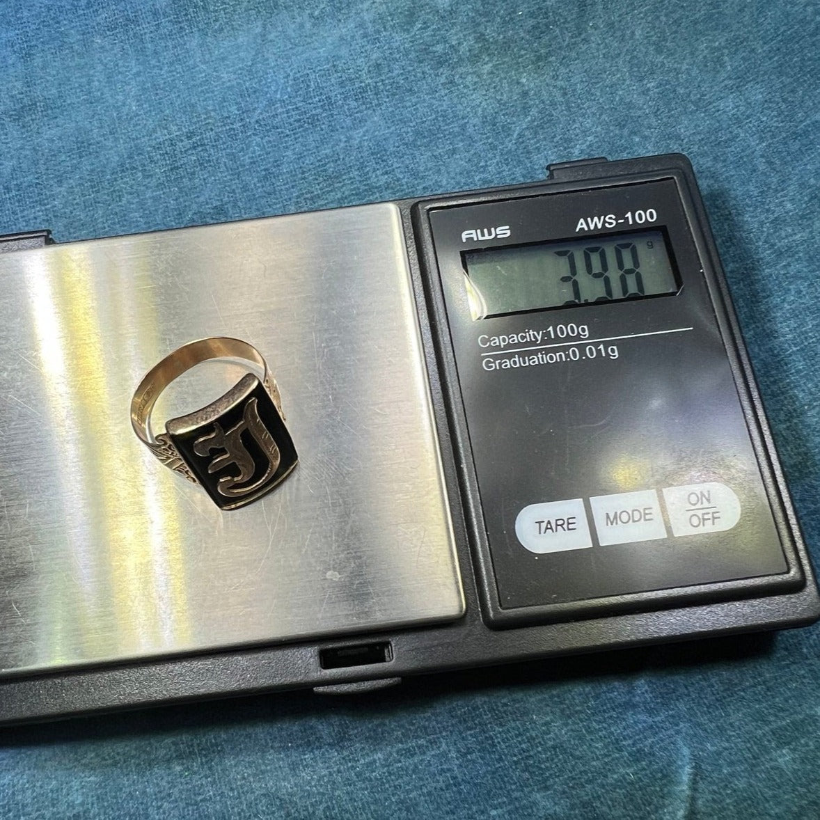 10k Gold Onyx Victorian Initial Calligraphy "J" Signet Ring. 3/4"