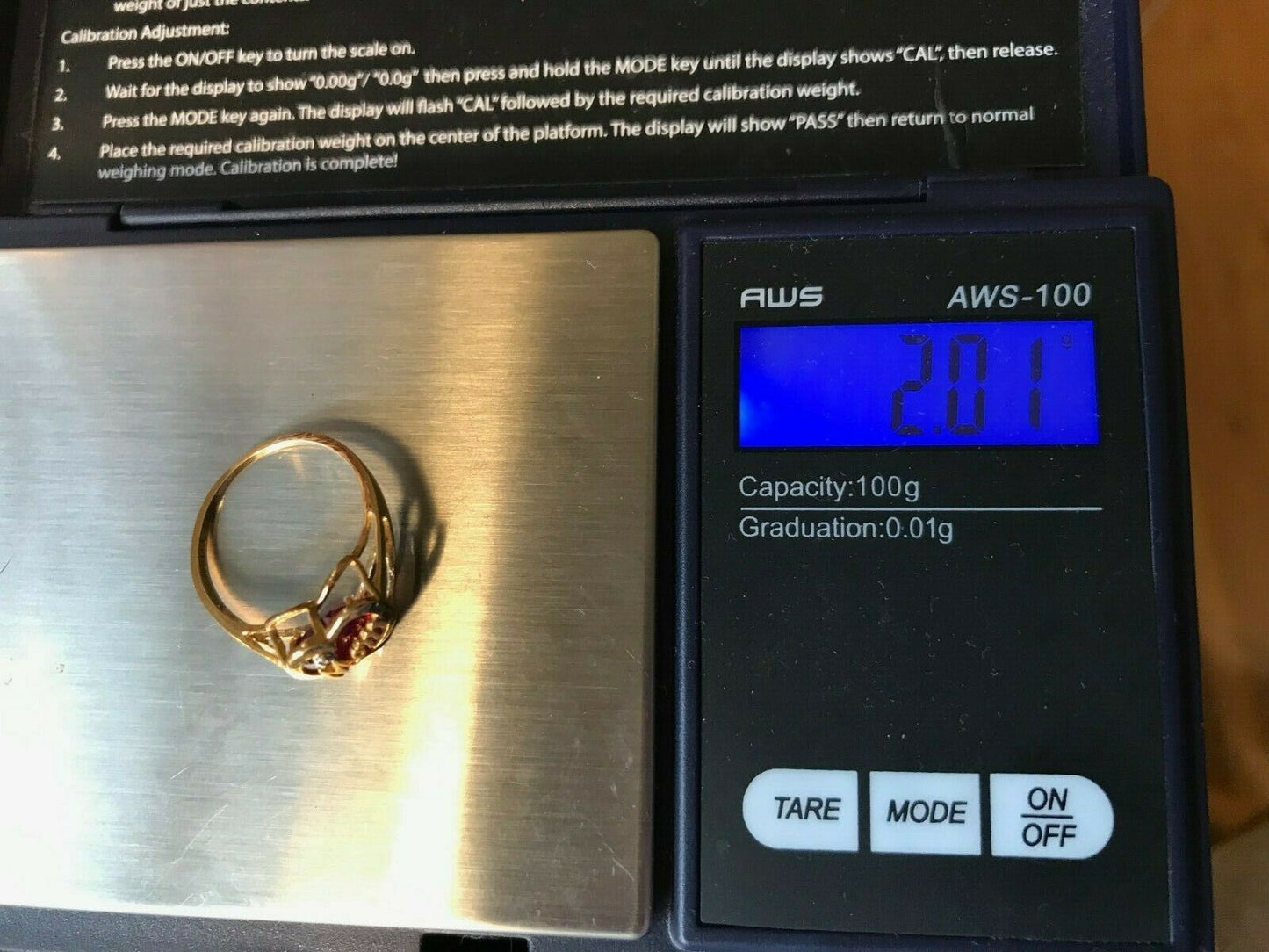 10k Yellow Gold Lab Red Ruby Heart Ring. "Mom" in Cursive. -K4L7J