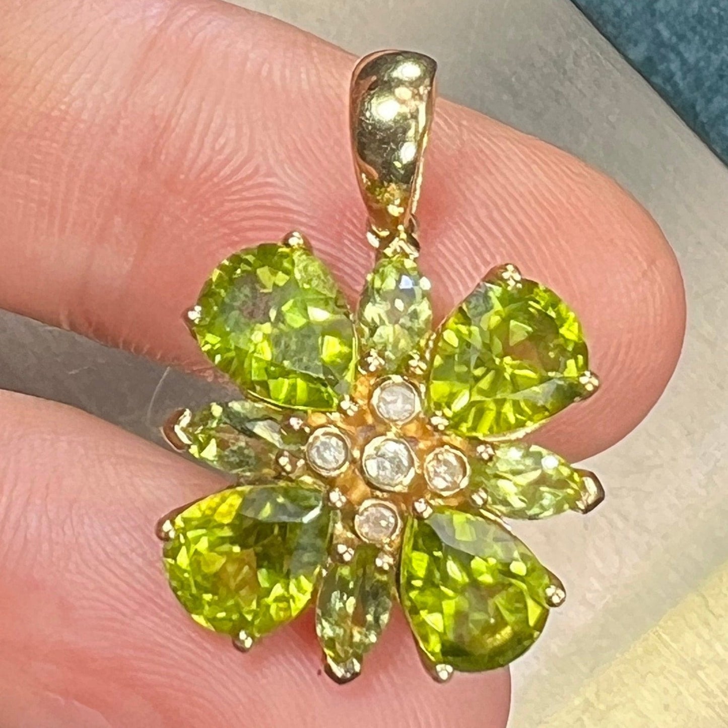 10k Gold 4 TCW Lime Green Peridot Flower Pendant w Diamonds