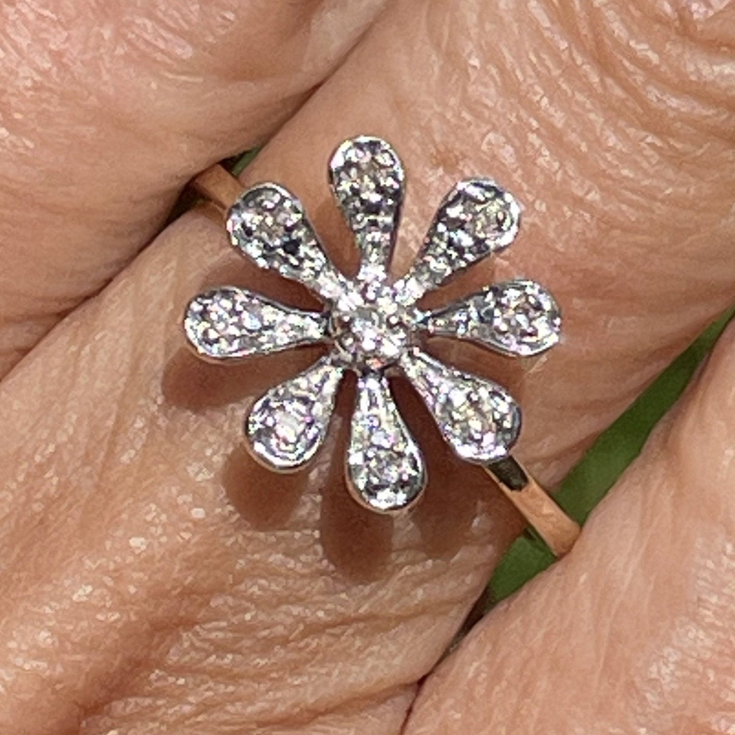 10k White Gold Diamond DAISY Flower Ring