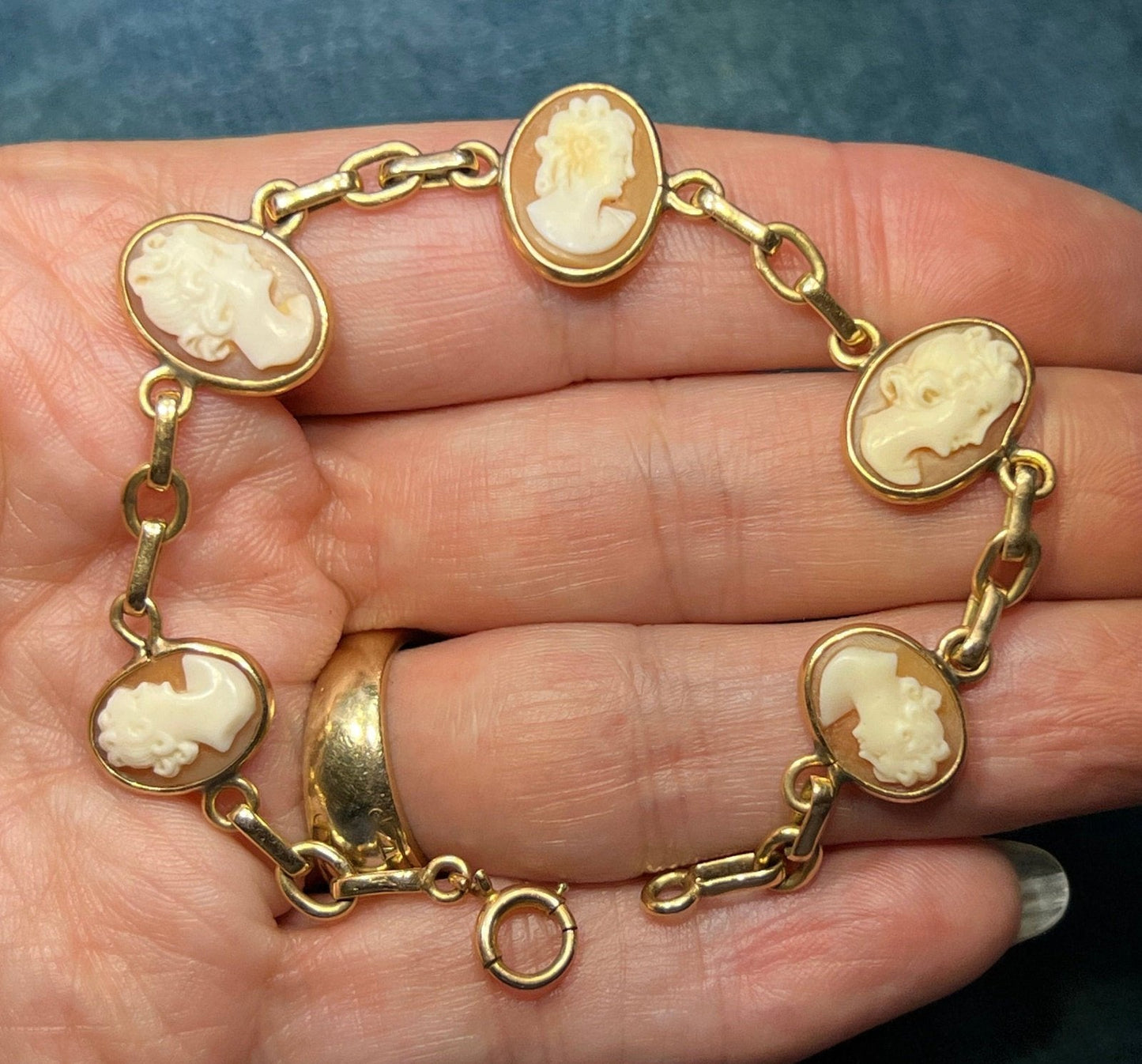 10k Yellow Gold Carved Cameo Bracelet. 8.6g Antique