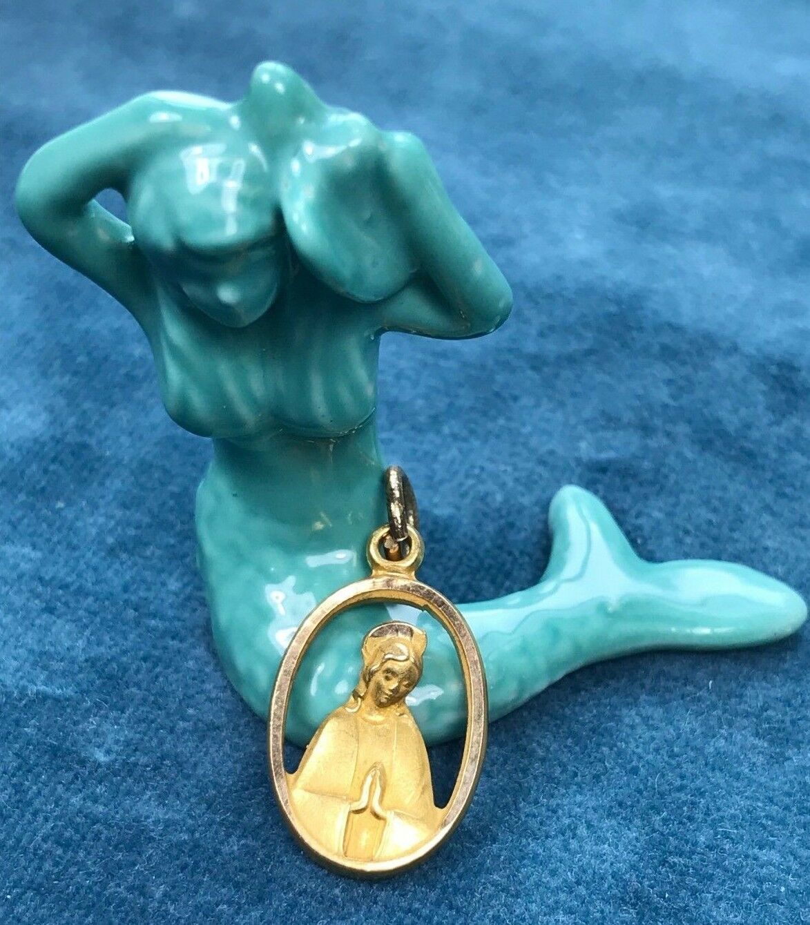 10k Yellow Gold Medallion Pendant w Virgin Mary. Jesus on Back-KLJ