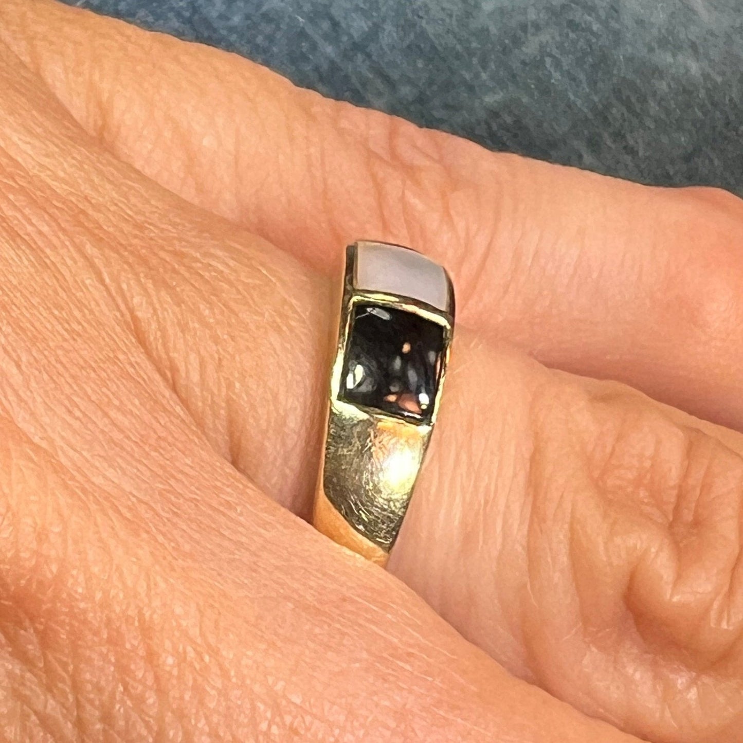 10k Yellow Gold Ring w Inlaid Onyx + Mother of Pearl MOP