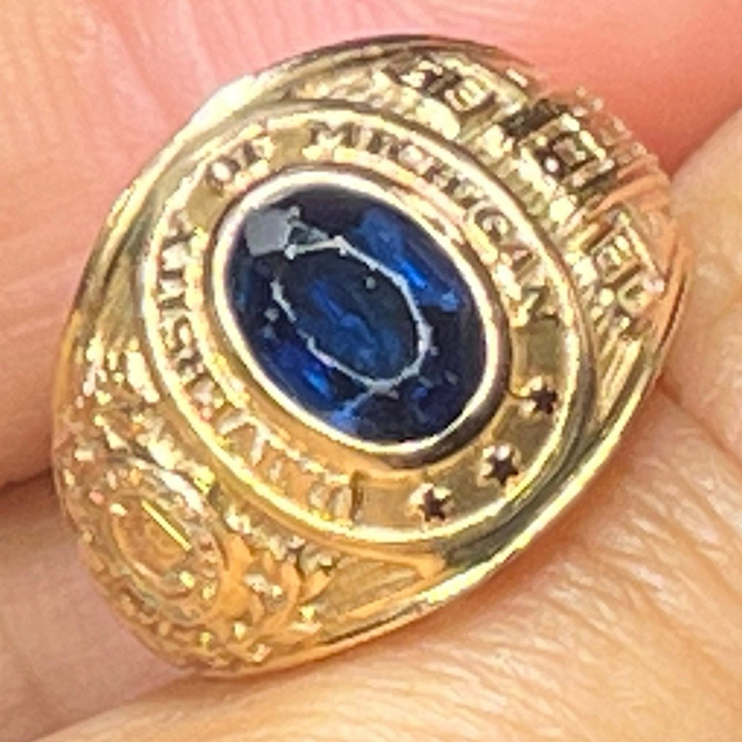 10k Yellow Gold University of Michigan Blue Stone Class Signet Ring. 7.4g