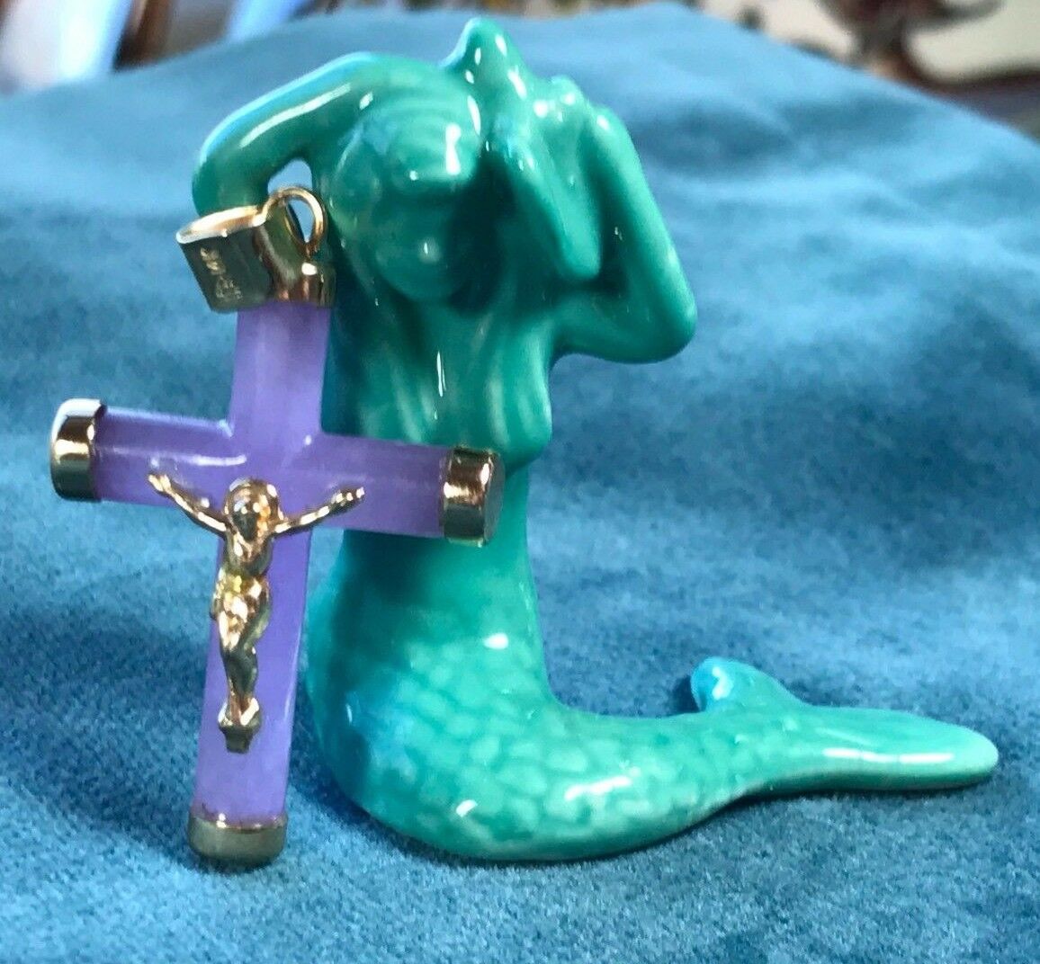 14k Yellow Gold Lavender Jade Cross Pendant. Lovely Purple Color