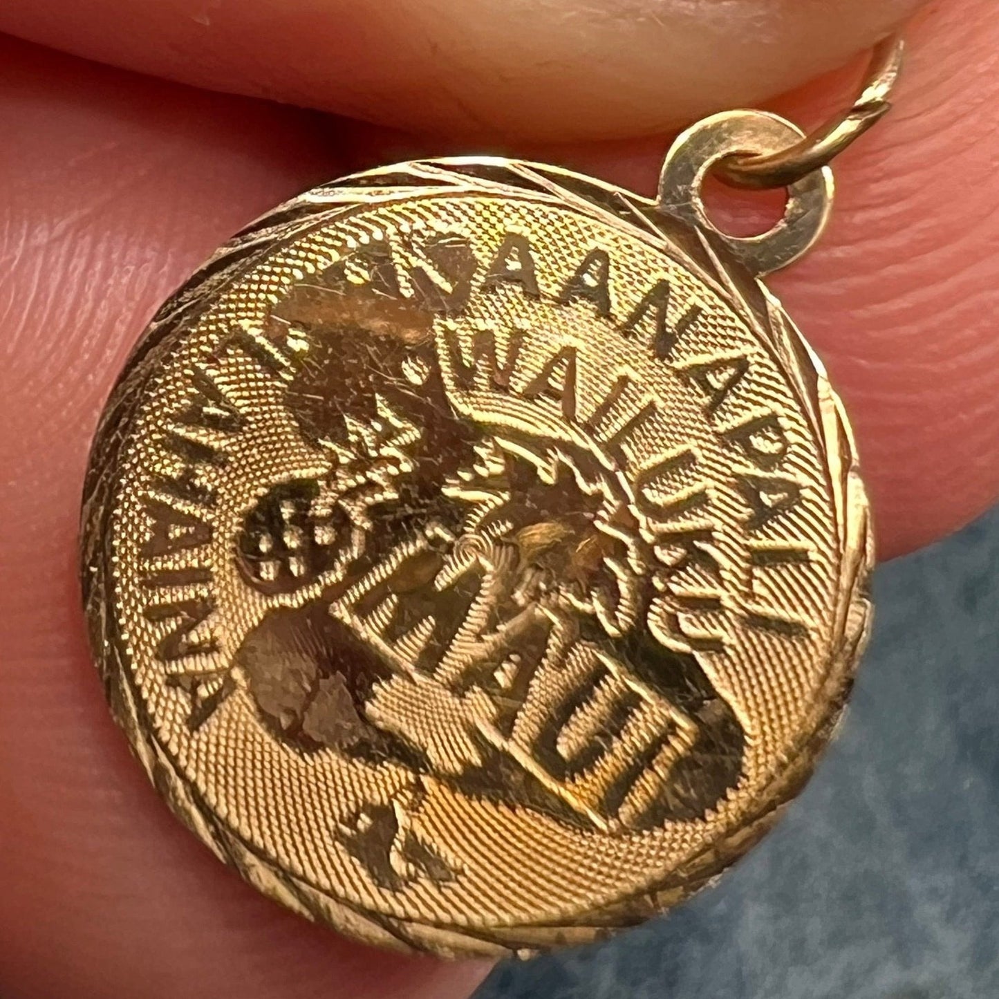 14k Yellow Gold Maui Hawaiian Island Disk Pendant