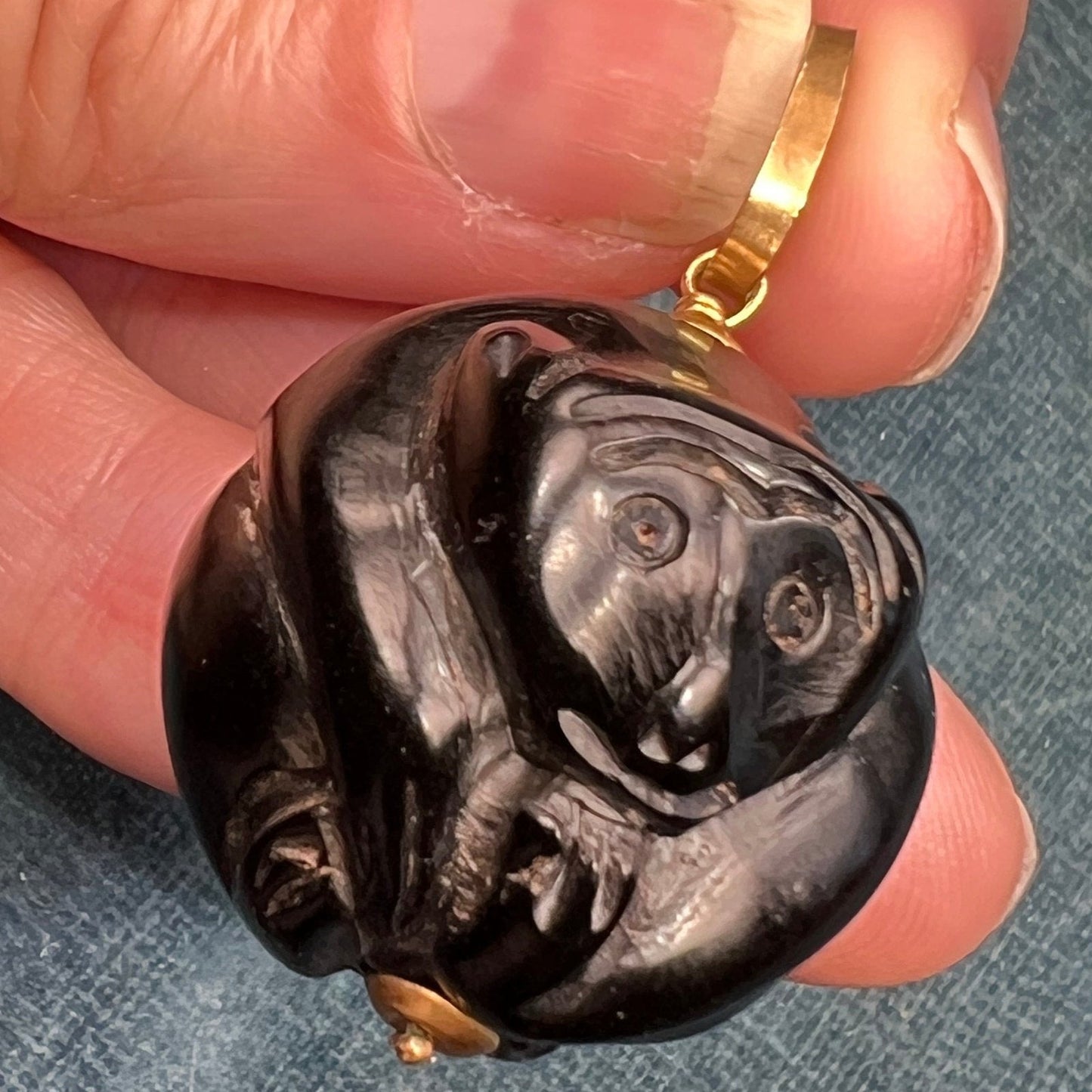 14k Yellow Gold Carved Honey Bear Netsuke Pendant. 1.5"