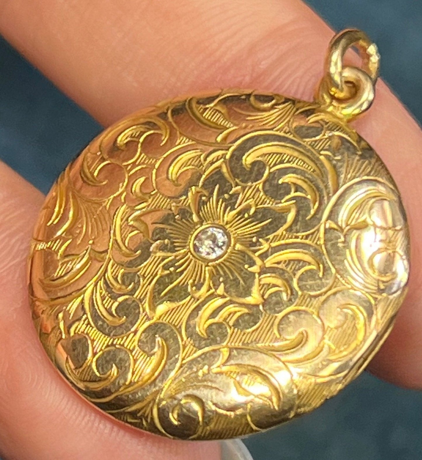 14k Yellow Gold Engraved Disk Pendant w Diamond. Large Medallion. 1.3" + 8g
