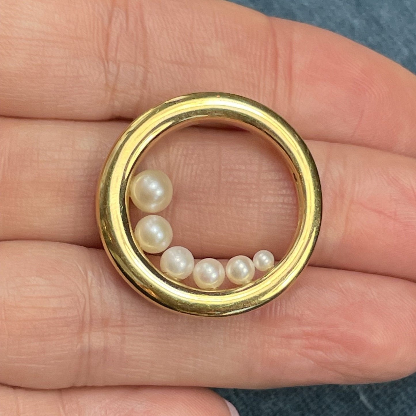 14k Yellow Gold Graduated Pearl Circle Pendant. Ocean Wave