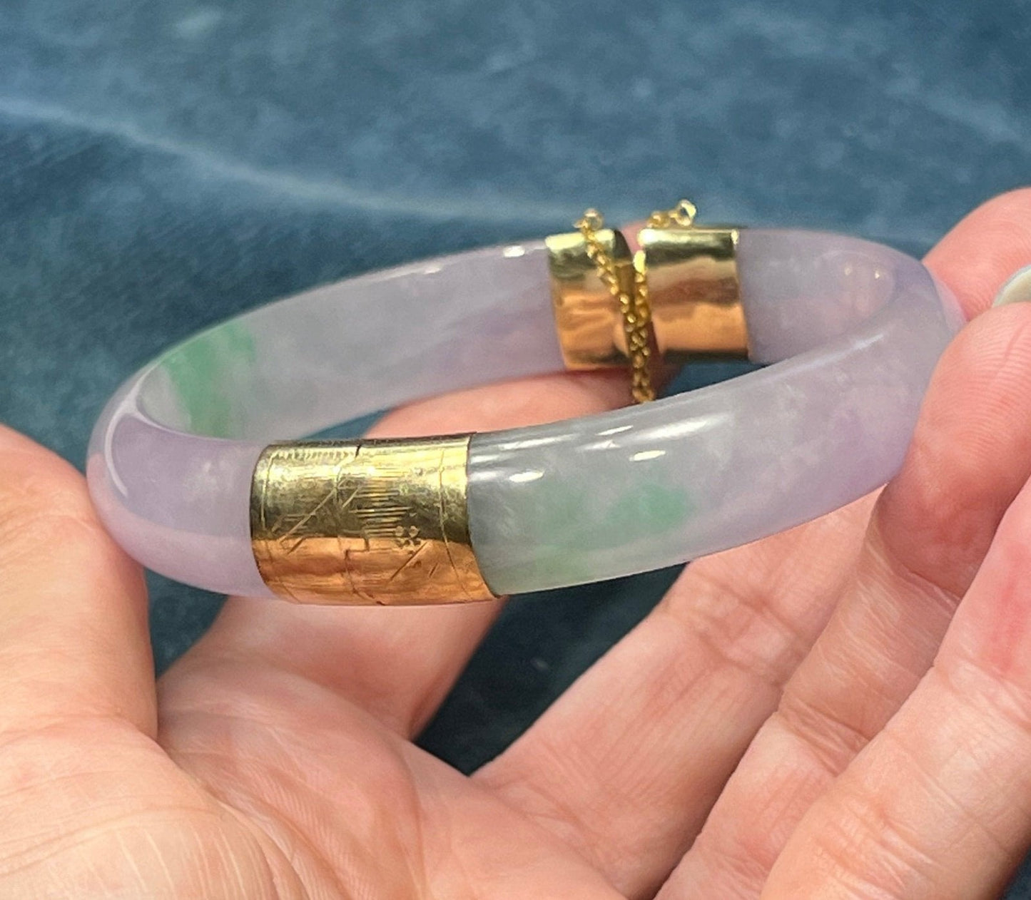 14k Yellow Gold Lavender Purple + Green Jade Carved Hinged Bangle. 39g