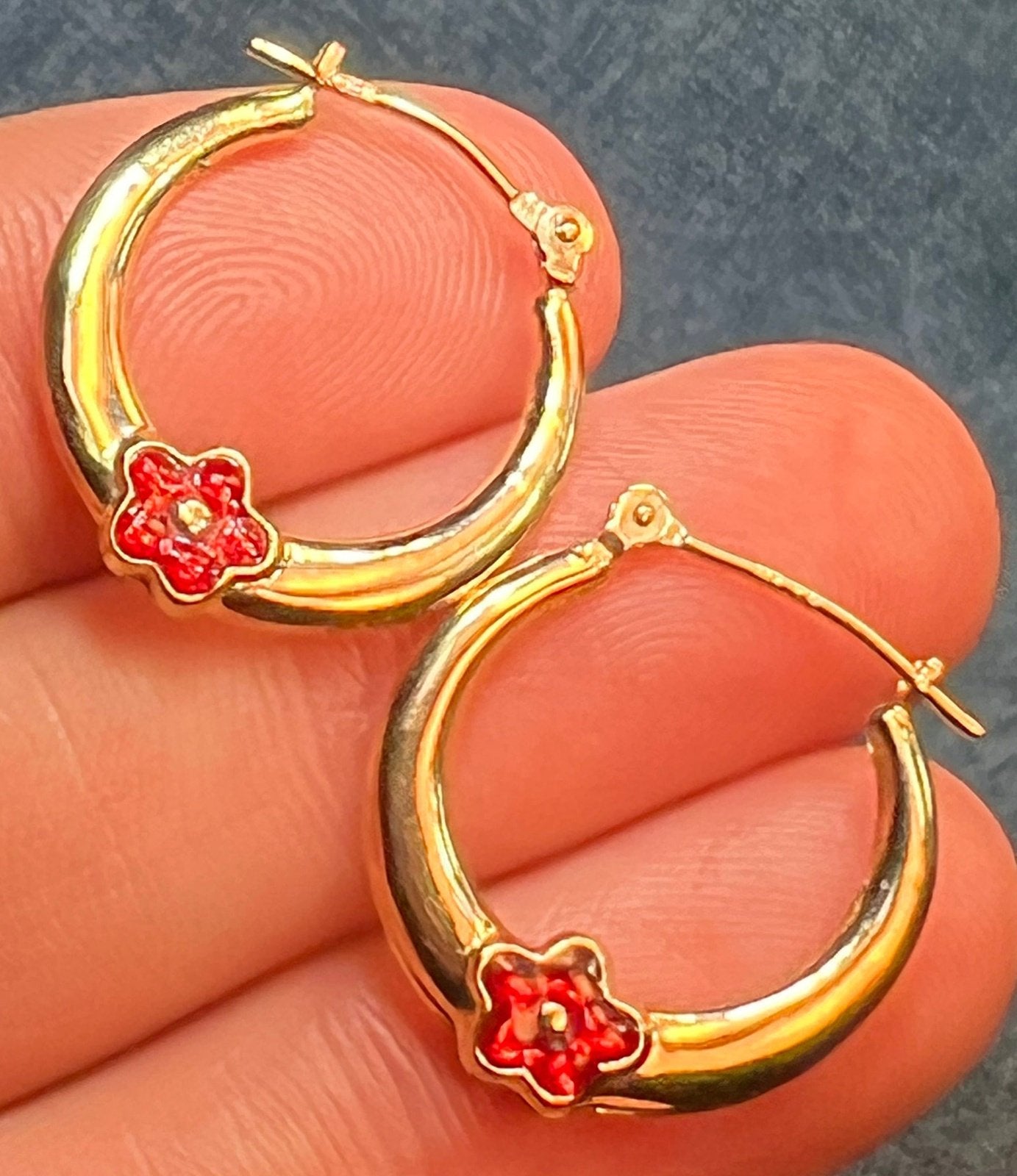 14k Yellow Gold Red Enamel Flower Hoop Earrings. 3/4". 2-Sided