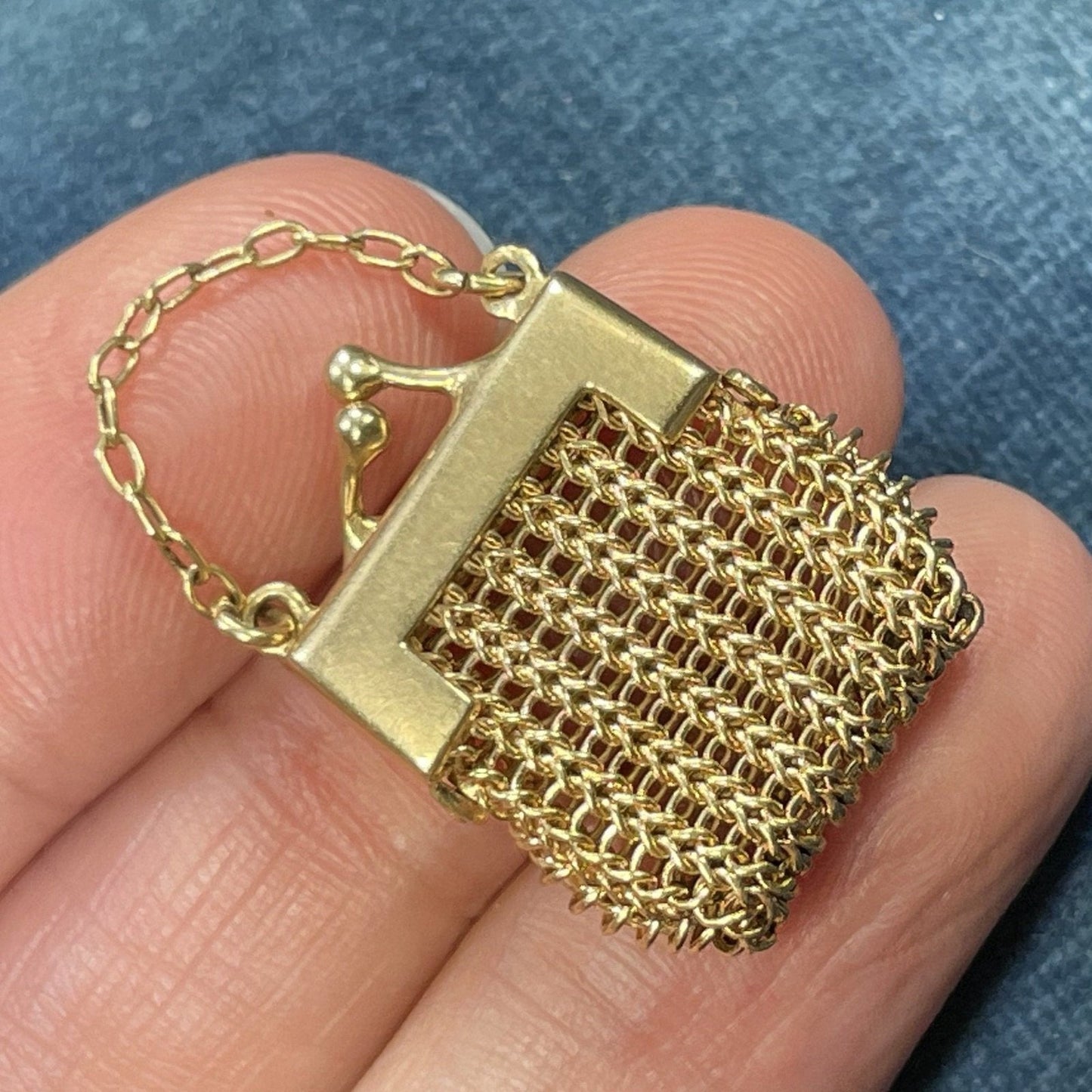 14k Yellow Gold Victorian Mesh Purse Pendant. Opens! Tiny - 1" & 6 grams