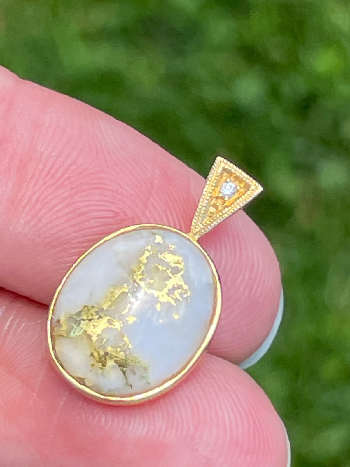 18k Yellow ALASKAN Gold Bearing Quartz Pendant. 24k Veins