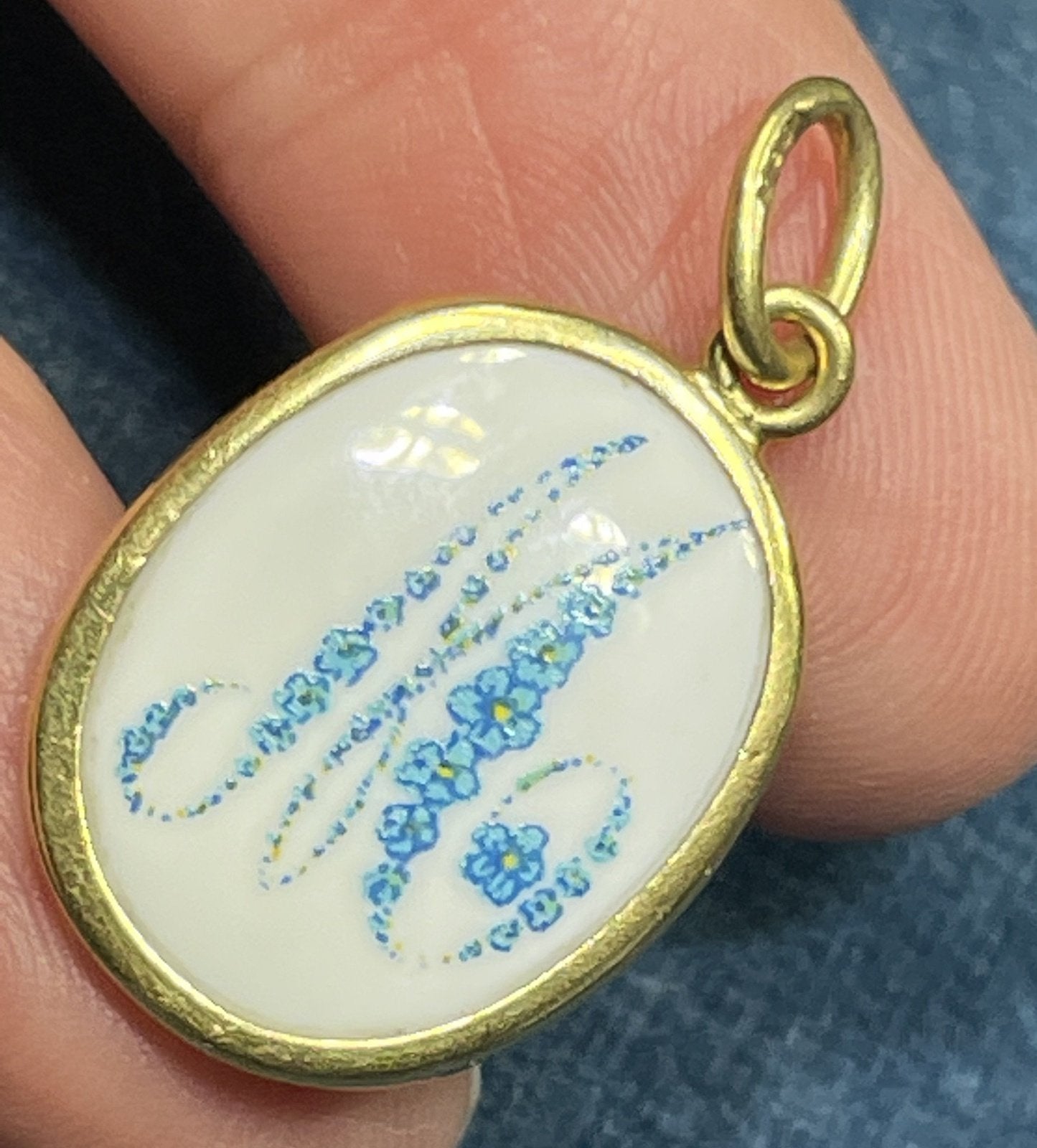 18k Yellow Gold FINAMORE Periwinkle Forget-Me-Not "M" Initial Pendant