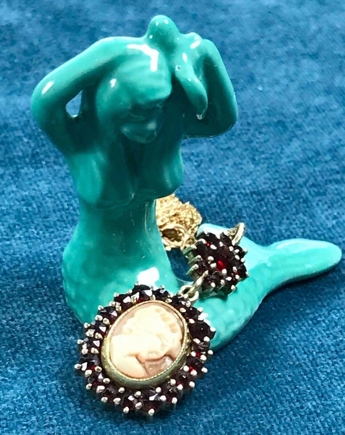 Yellow Gold Cameo Pendant w Garnet Halo. Victorian Era. 18" 14k Chain