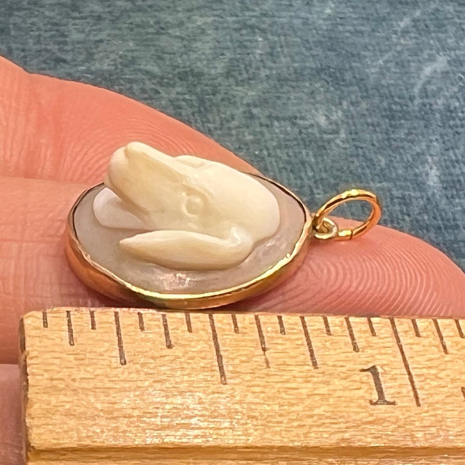 10k Gold 3-D Hound Dog Beagle Carved Cameo Pendant. Rare