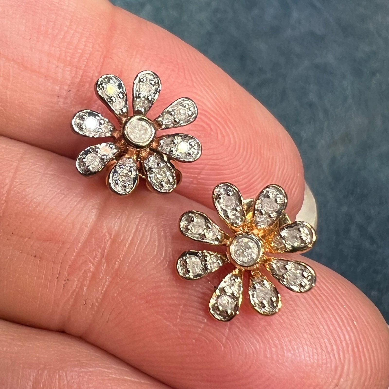 10k White Gold Daisy Flower Earrings w 18 Diamonds