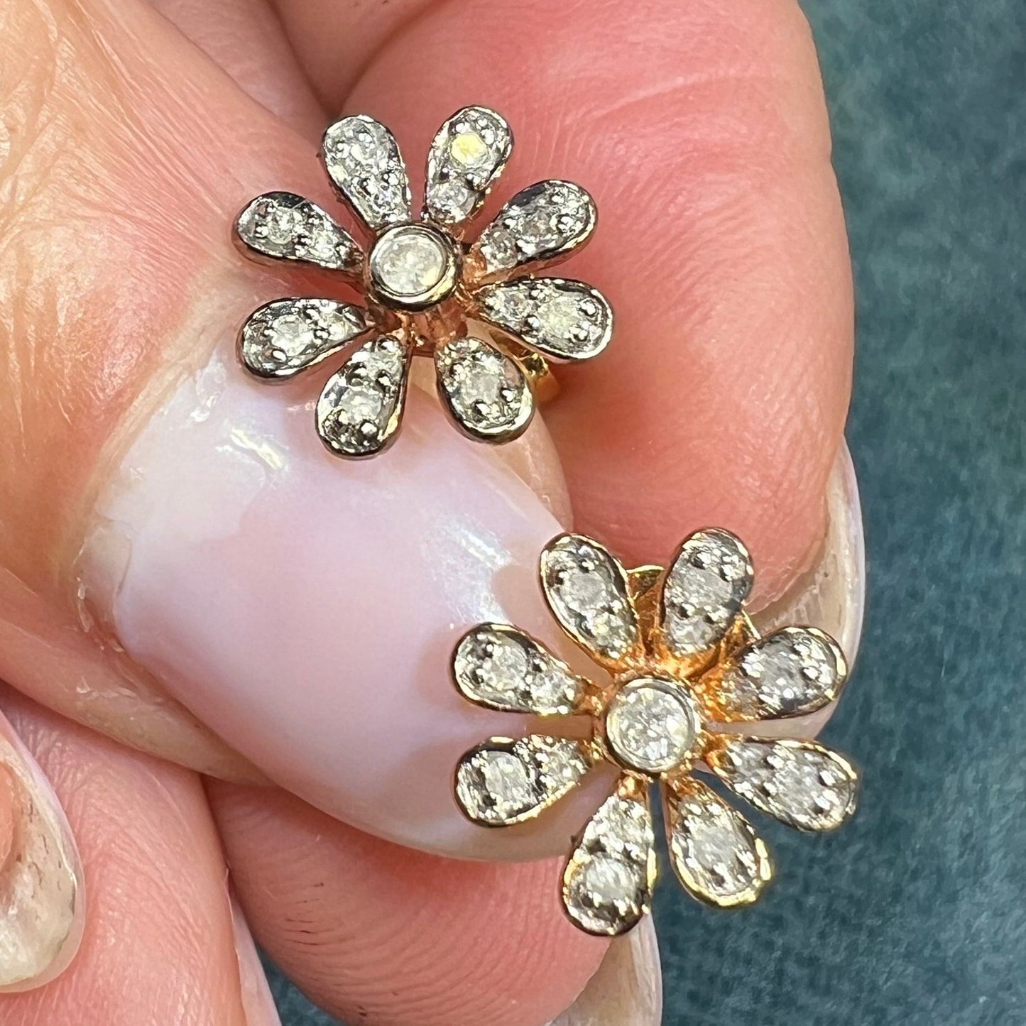 10k White Gold Daisy Flower Earrings w 18 Diamonds