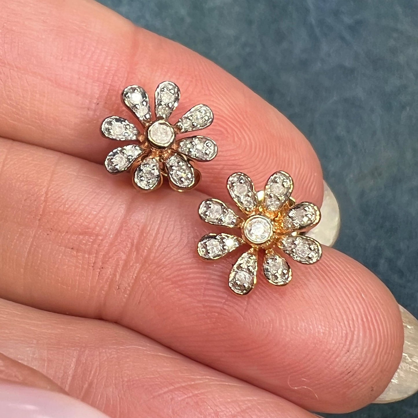 10k White Gold Daisy Flower Earrings w 18 Diamonds