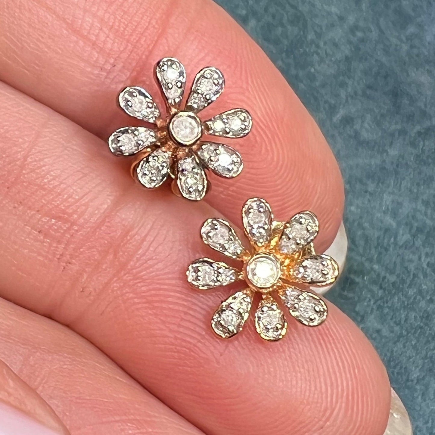 10k White Gold Daisy Flower Earrings w 18 Diamonds