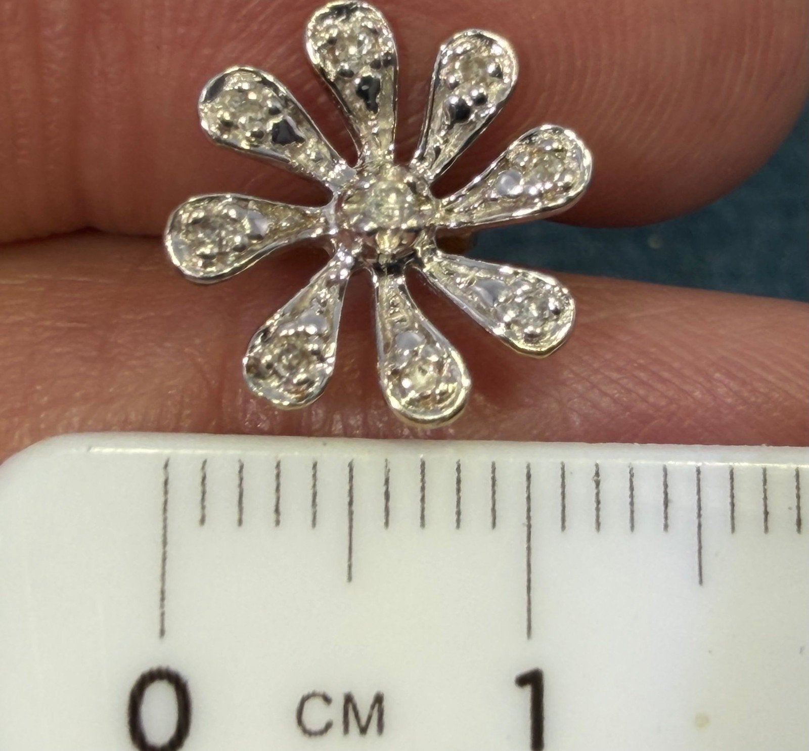 10k White Gold Daisy Flower Earrings w Tiny Diamonds *Video*
