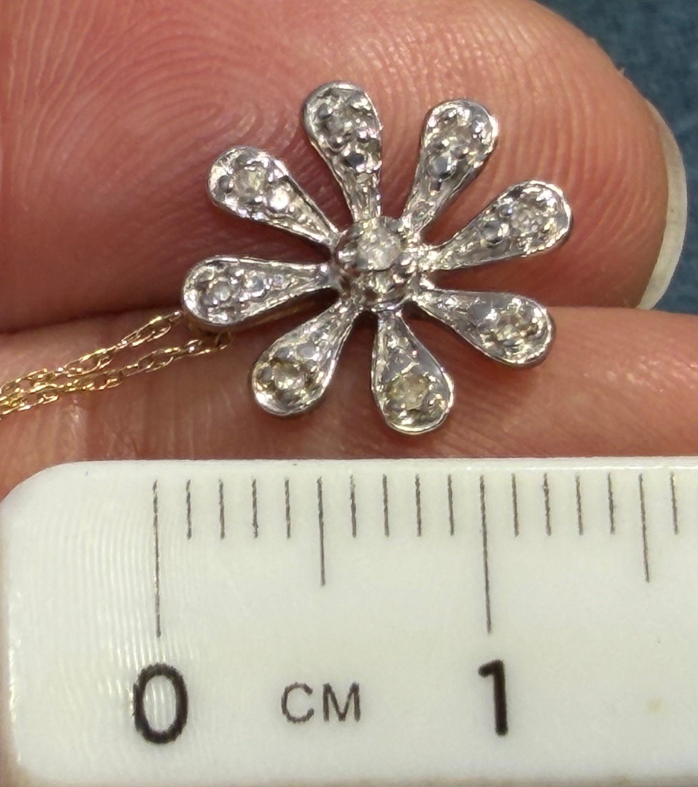 10k White Gold Daisy Flower Pendant w Tiny Diamonds. Free Chain *Video*