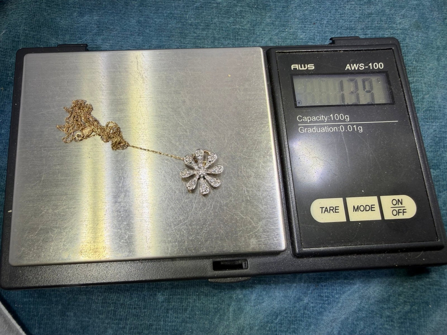 10k White Gold Daisy Flower Pendant w Tiny Diamonds. Free Chain *Video*