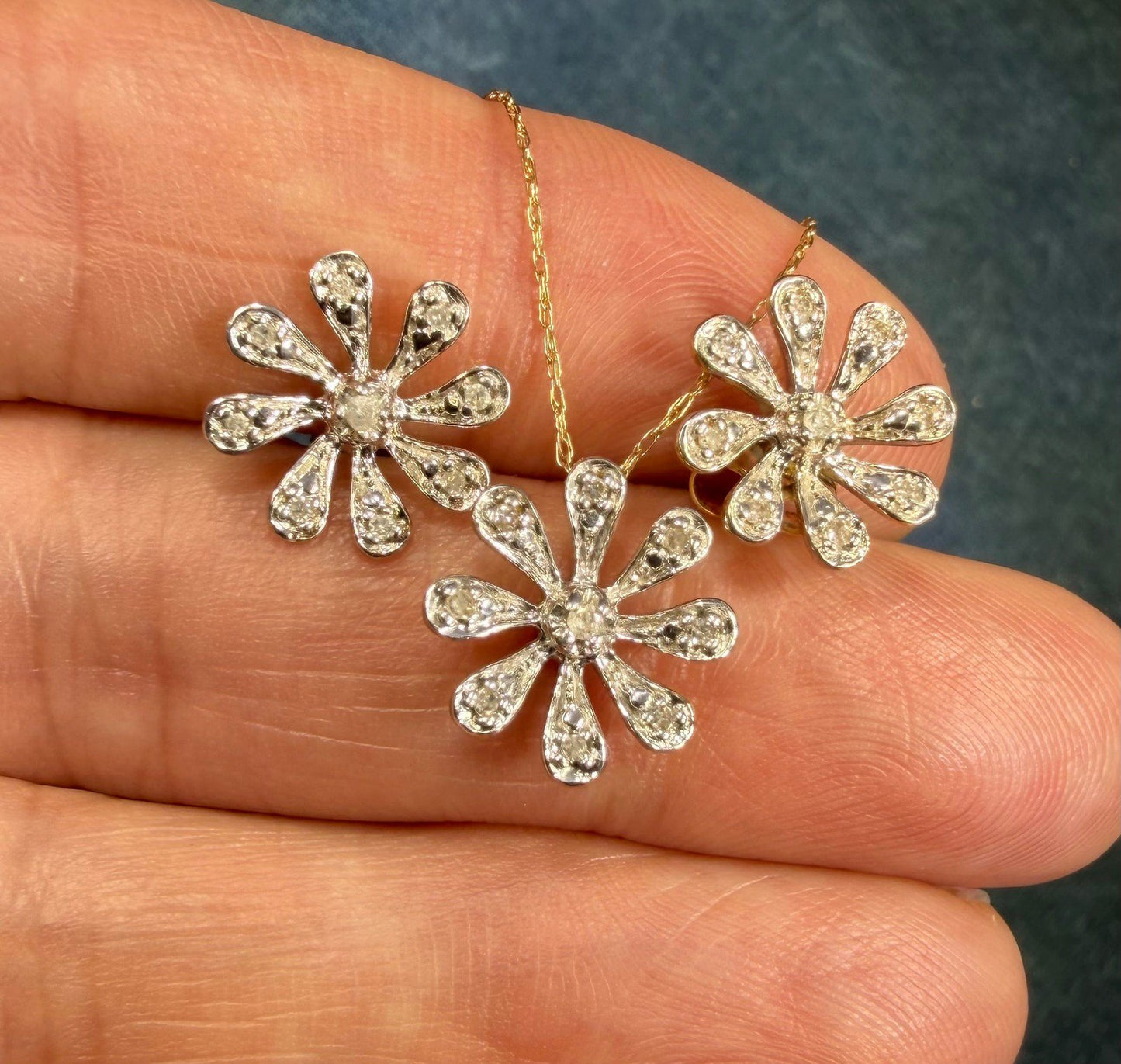 10k White Gold Daisy Flower Pendant w Tiny Diamonds. Free Chain *Video*