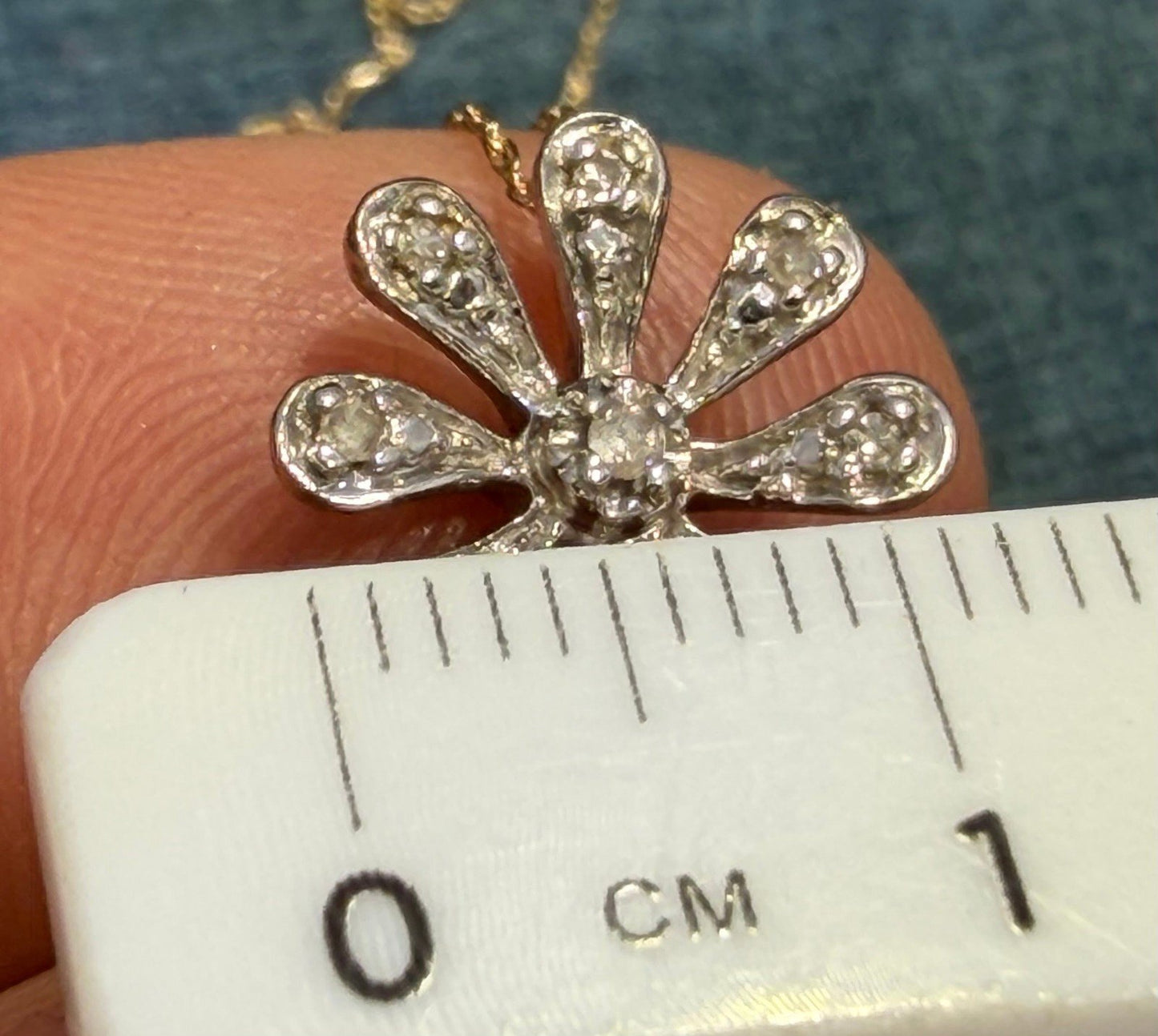 10k White Gold Daisy Flower Pendant w Tiny Diamonds. Free Chain *Video*