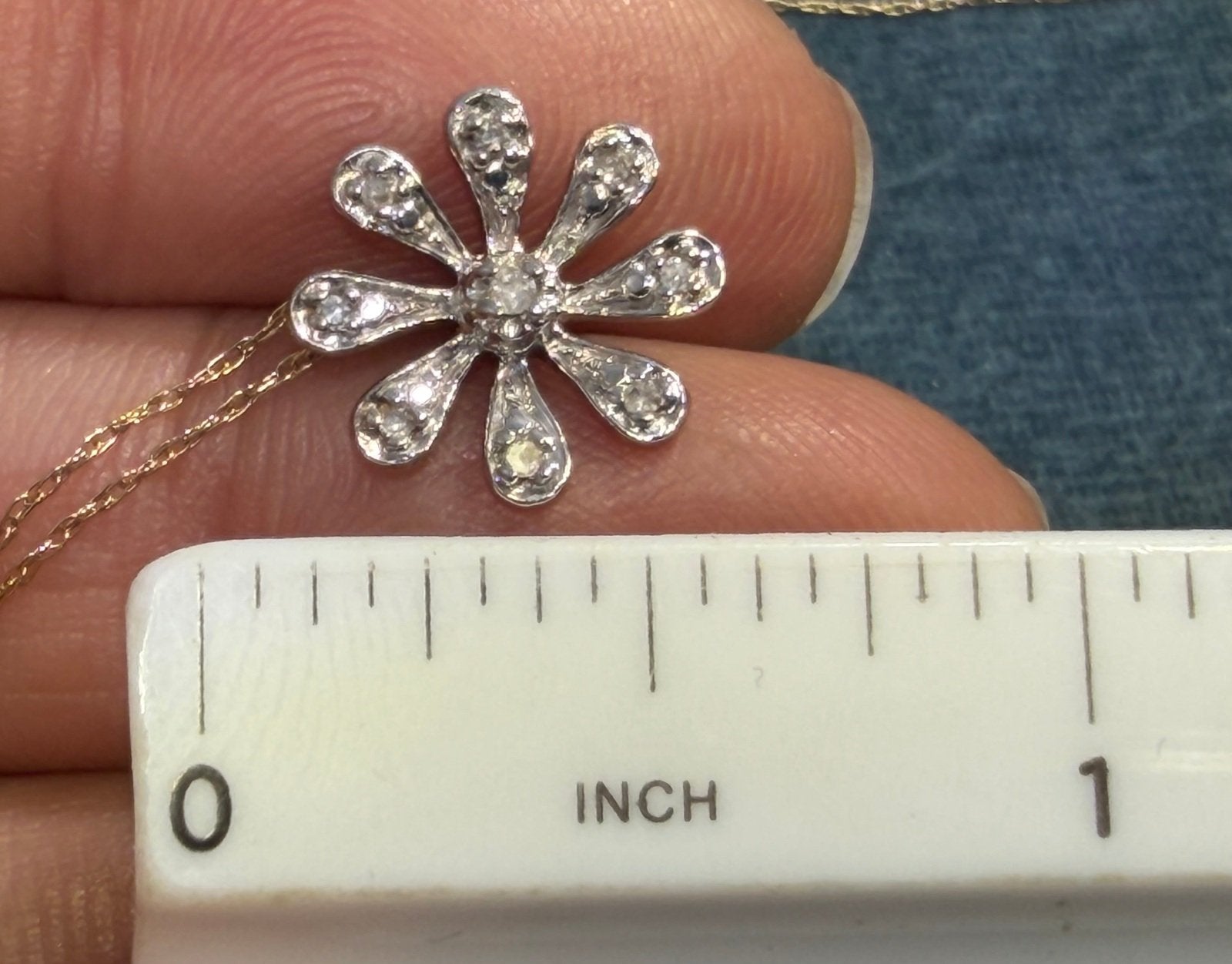10k White Gold Daisy Flower Pendant w Tiny Diamonds. Free Chain *Video*