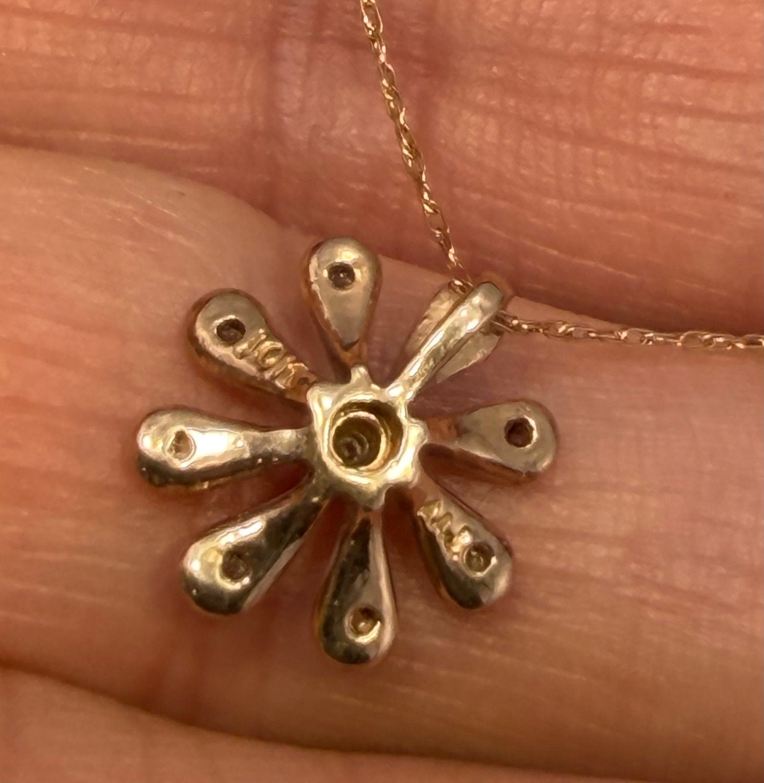 10k White Gold Daisy Flower Pendant w Tiny Diamonds. Free Chain *Video*