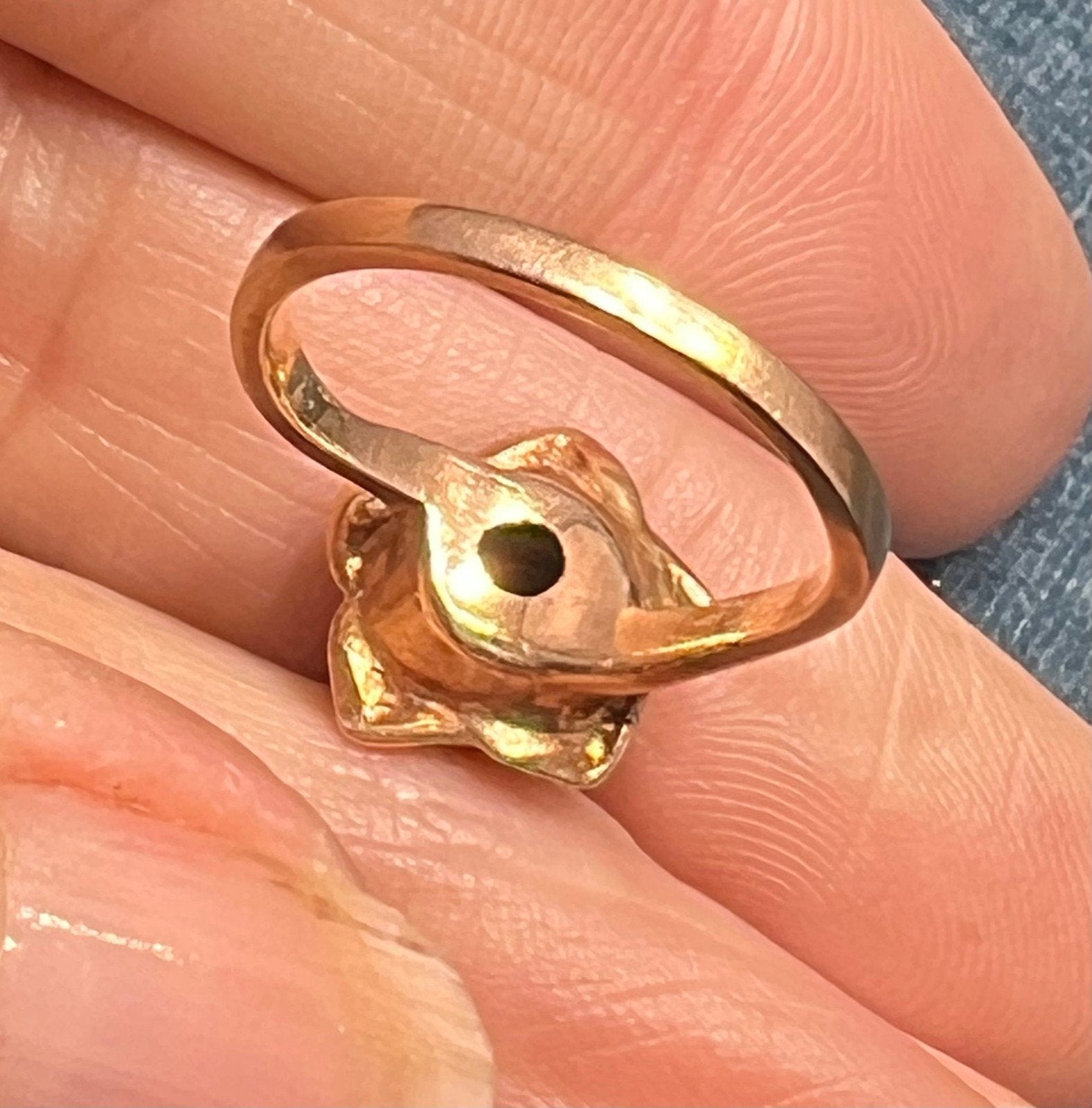 10k Yellow Gold Blue Lindy Star Sapphire Ring. 3-D Rose Blossom