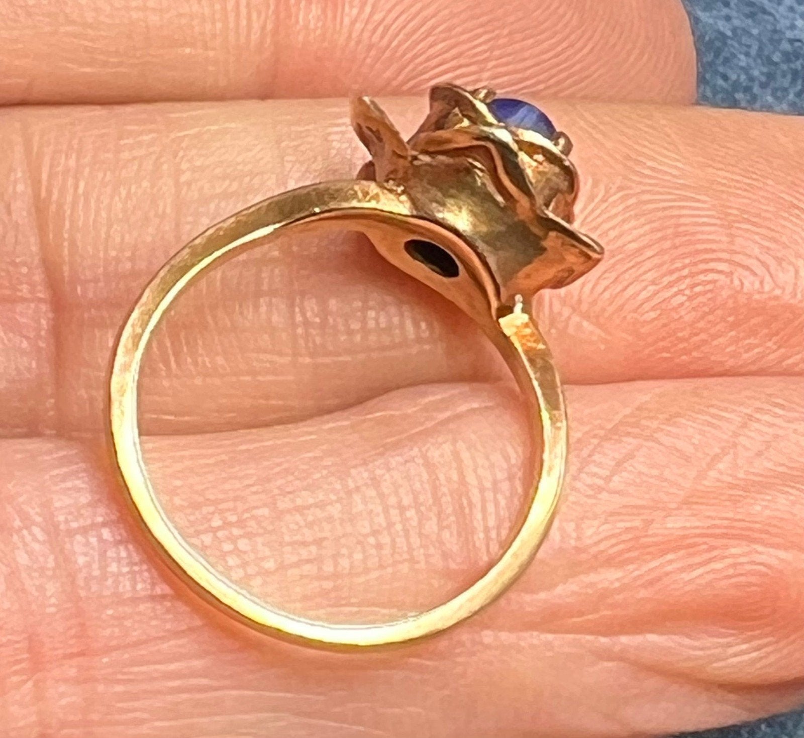 10k Yellow Gold Blue Lindy Star Sapphire Ring. 3-D Rose Blossom