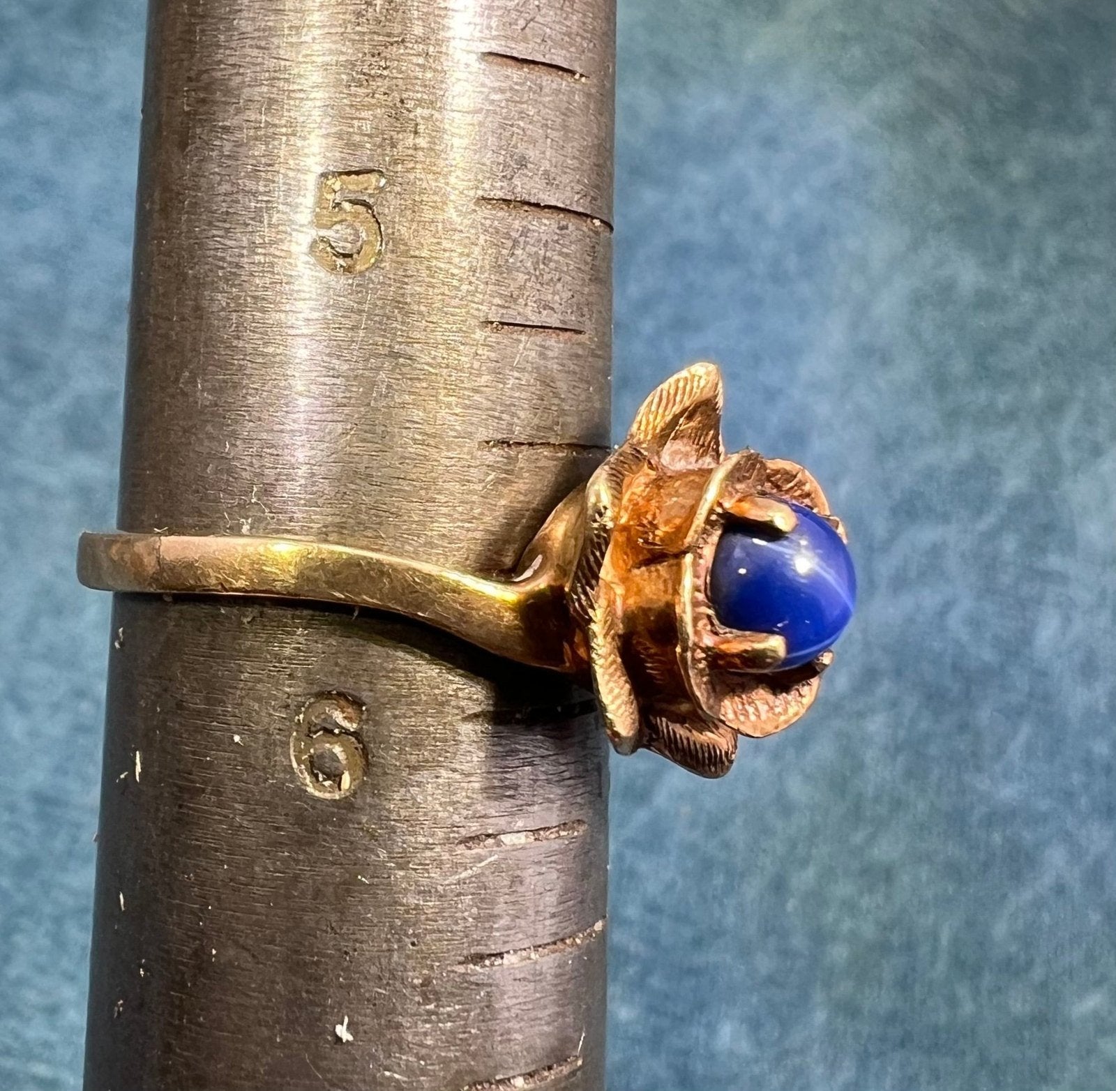 10k Yellow Gold Blue Lindy Star Sapphire Ring. 3-D Rose Blossom