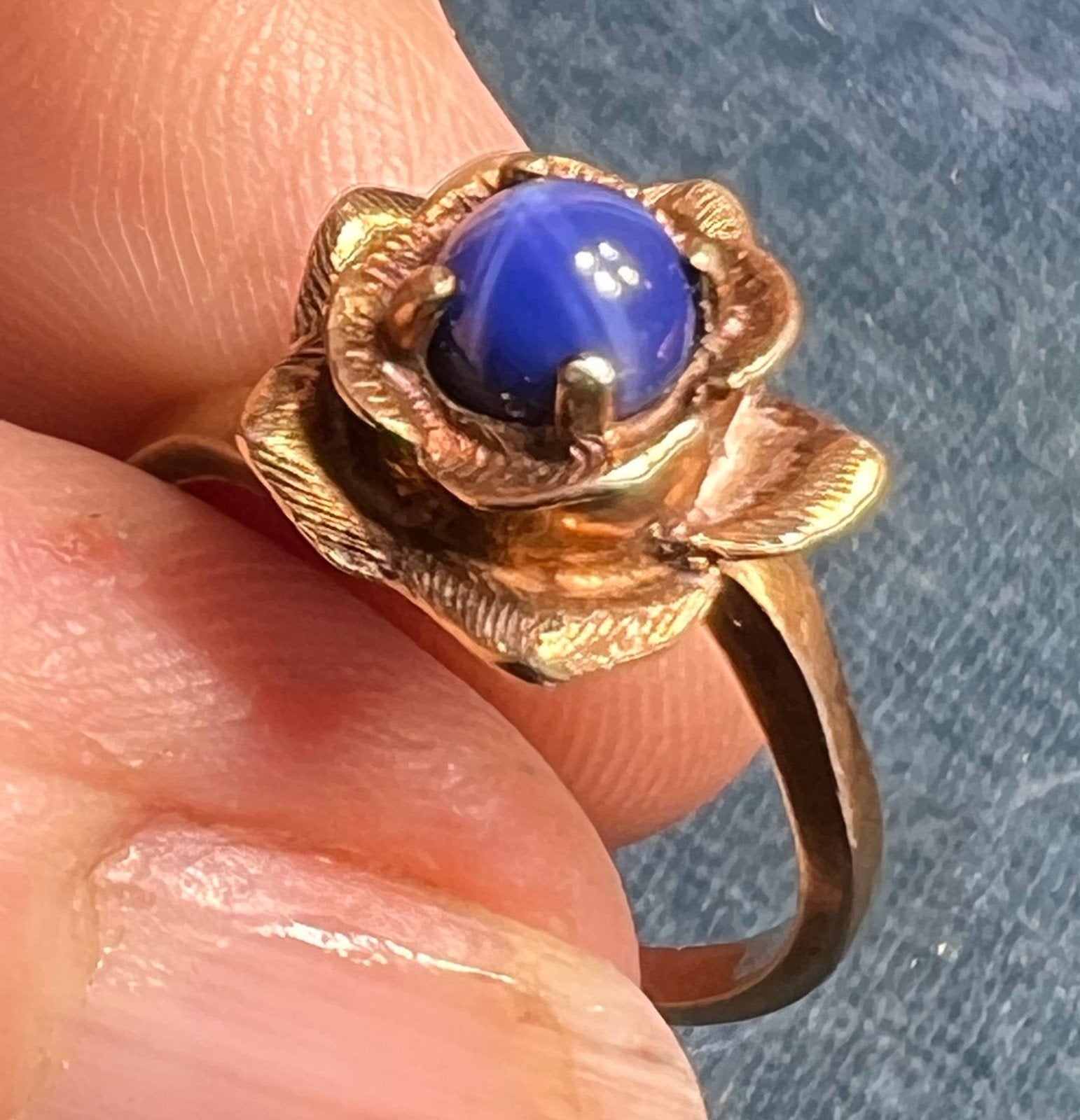 10k Yellow Gold Blue Lindy Star Sapphire Ring. 3-D Rose Blossom