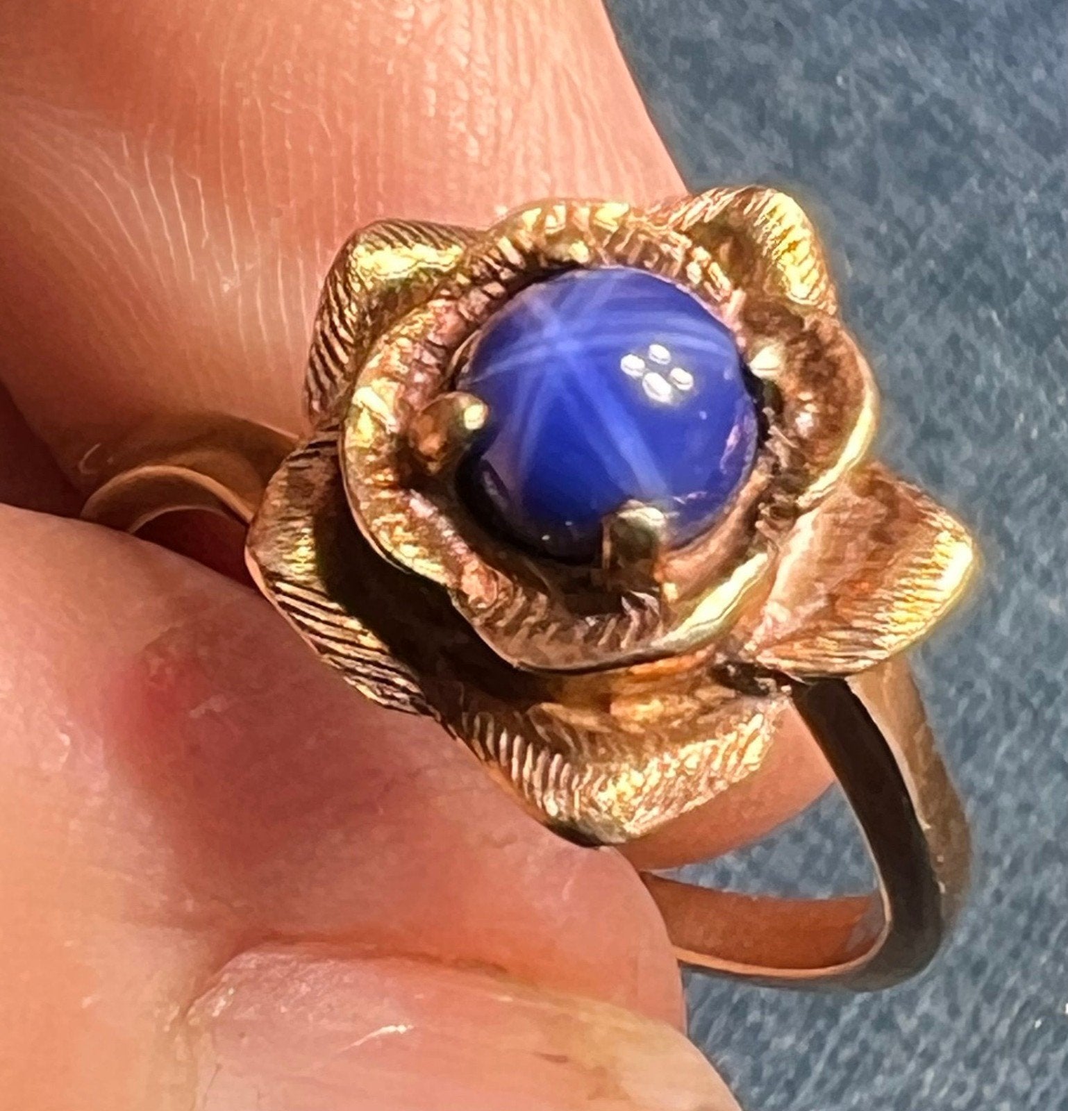 10k Yellow Gold Blue Lindy Star Sapphire Ring. 3-D Rose Blossom