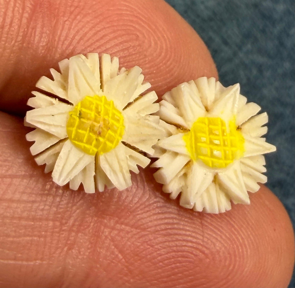 10k Yellow Gold Carved Daisy Stud Earrings. 1950s-60s Retro Chic