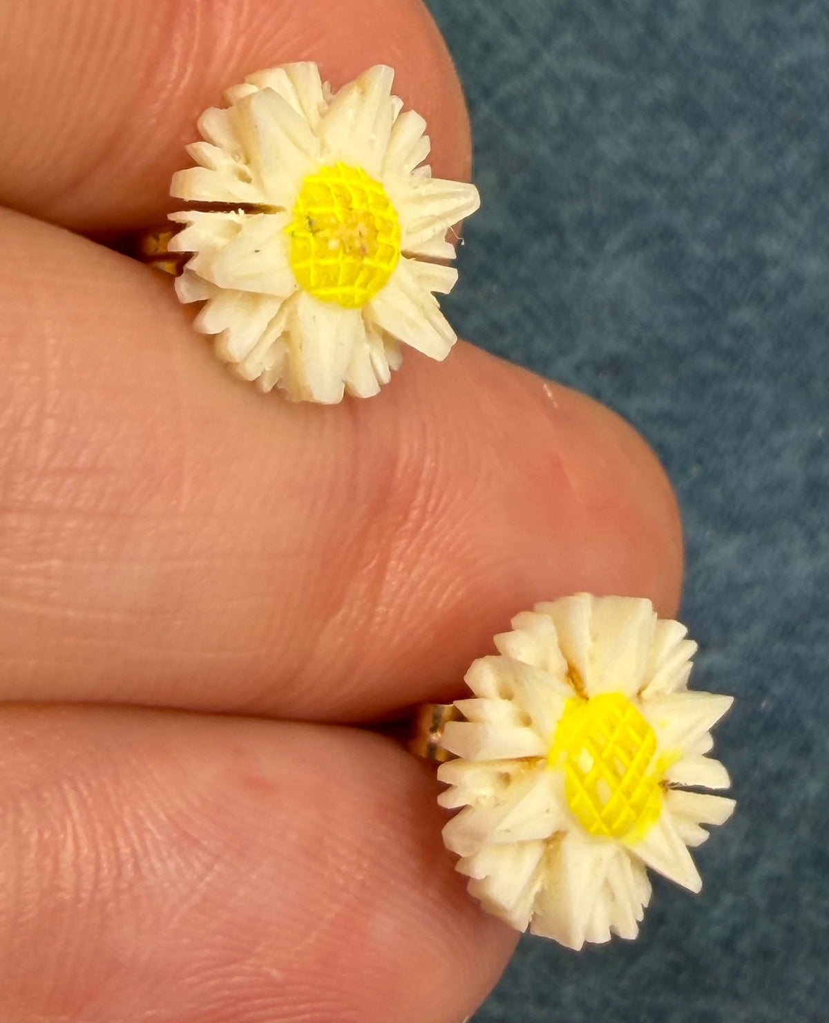10k Yellow Gold Carved Daisy Stud Earrings. 1950s-60s Retro Chic