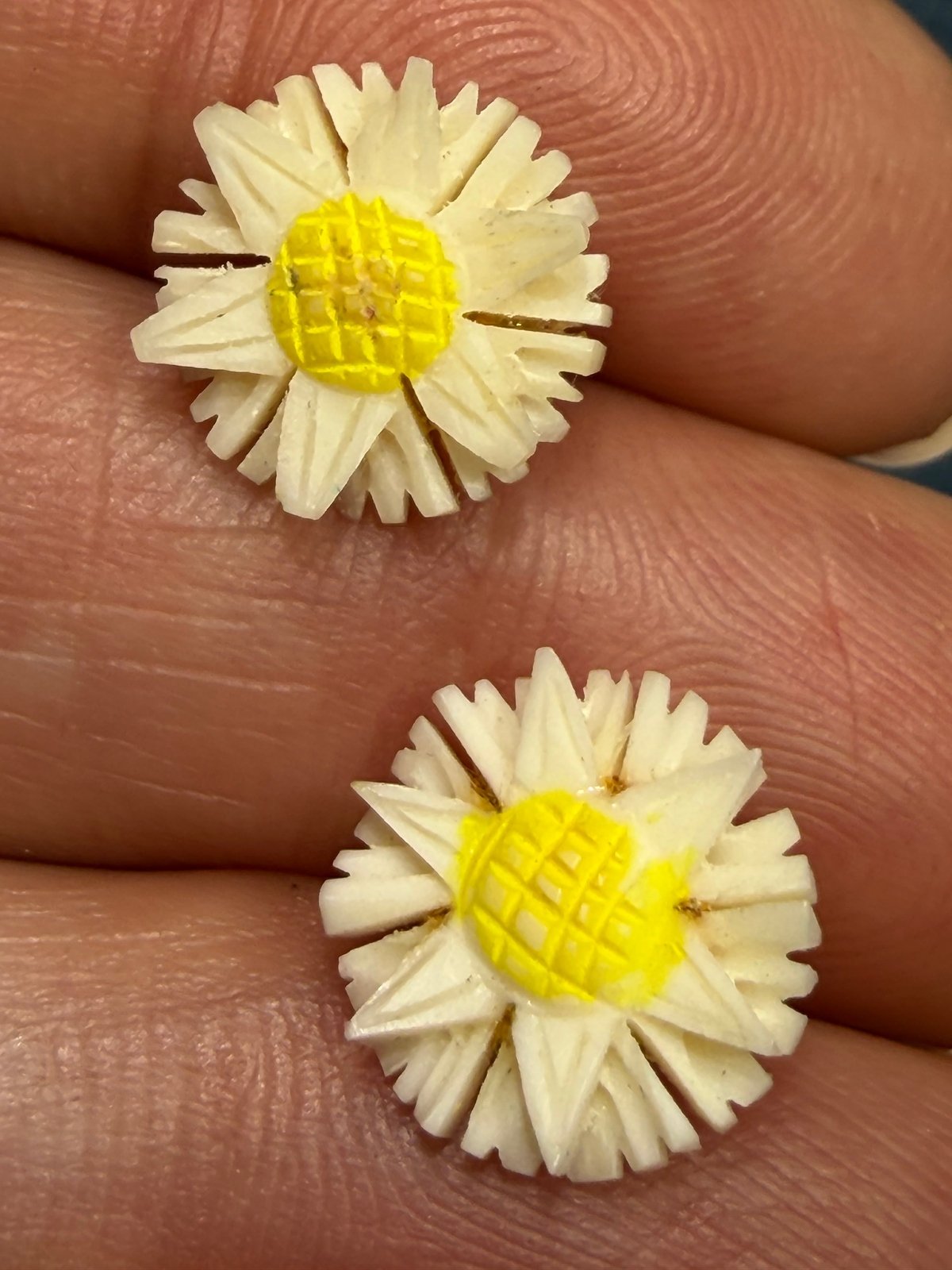 10k Yellow Gold Carved Daisy Stud Earrings. 1950s-60s Retro Chic