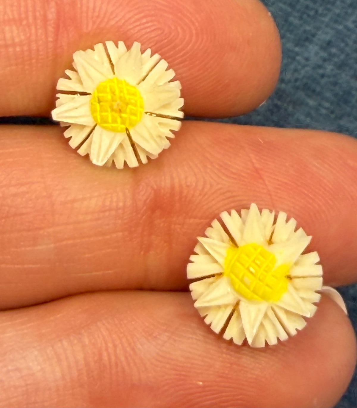 10k Yellow Gold Carved Daisy Stud Earrings. 1950s-60s Retro Chic