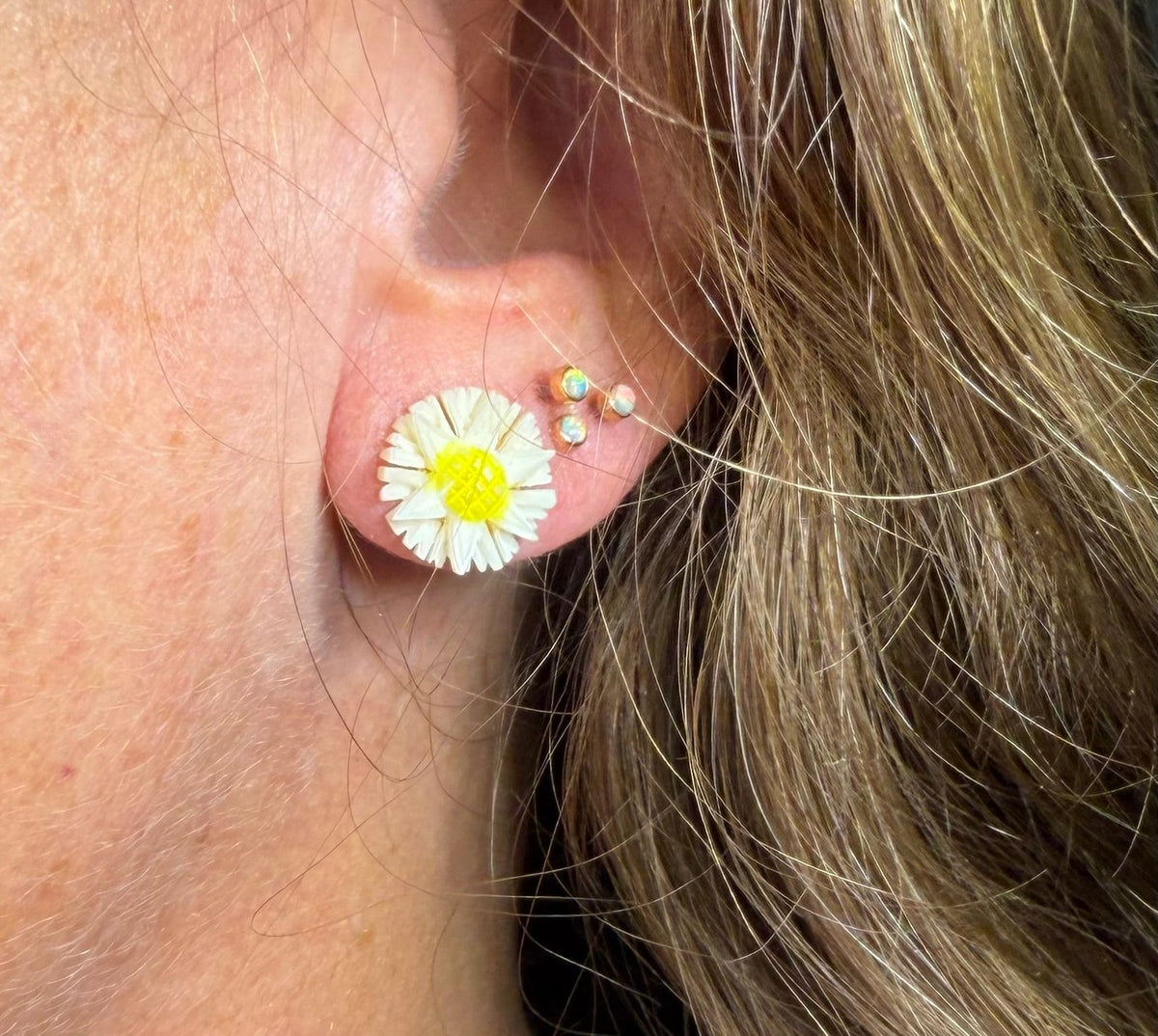 10k Yellow Gold Carved Daisy Stud Earrings. 1950s-60s Retro Chic