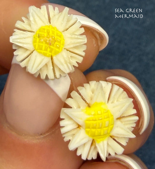 10k Yellow Gold Carved Daisy Stud Earrings. 1950s-60s Retro Chic